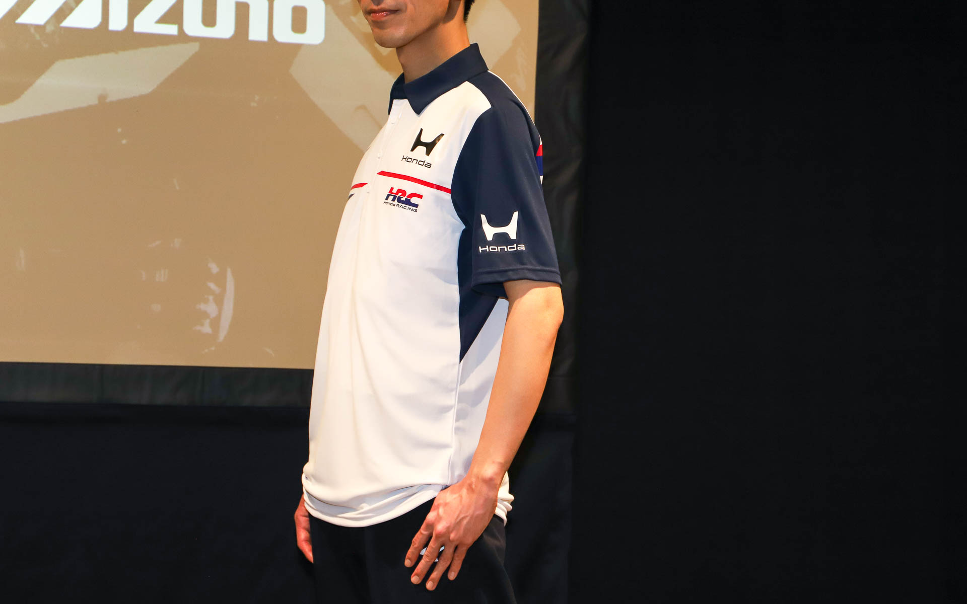 インディ、IMSA、スーパーフォーミュラ、スーパーGT用。袖口には新Hマーク。IMSAではAcuraロゴ入りとなる