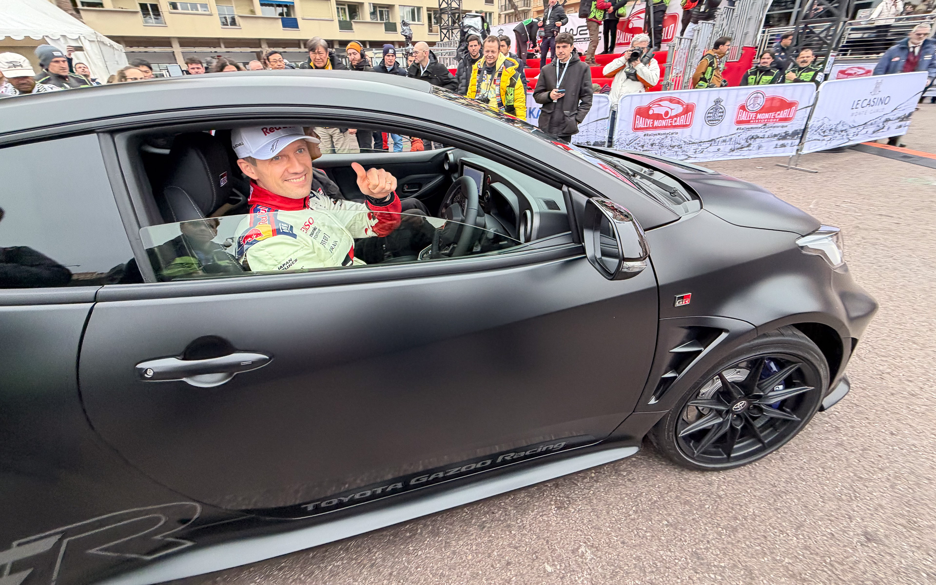 オジエ選手のドライブで発表会場から移動