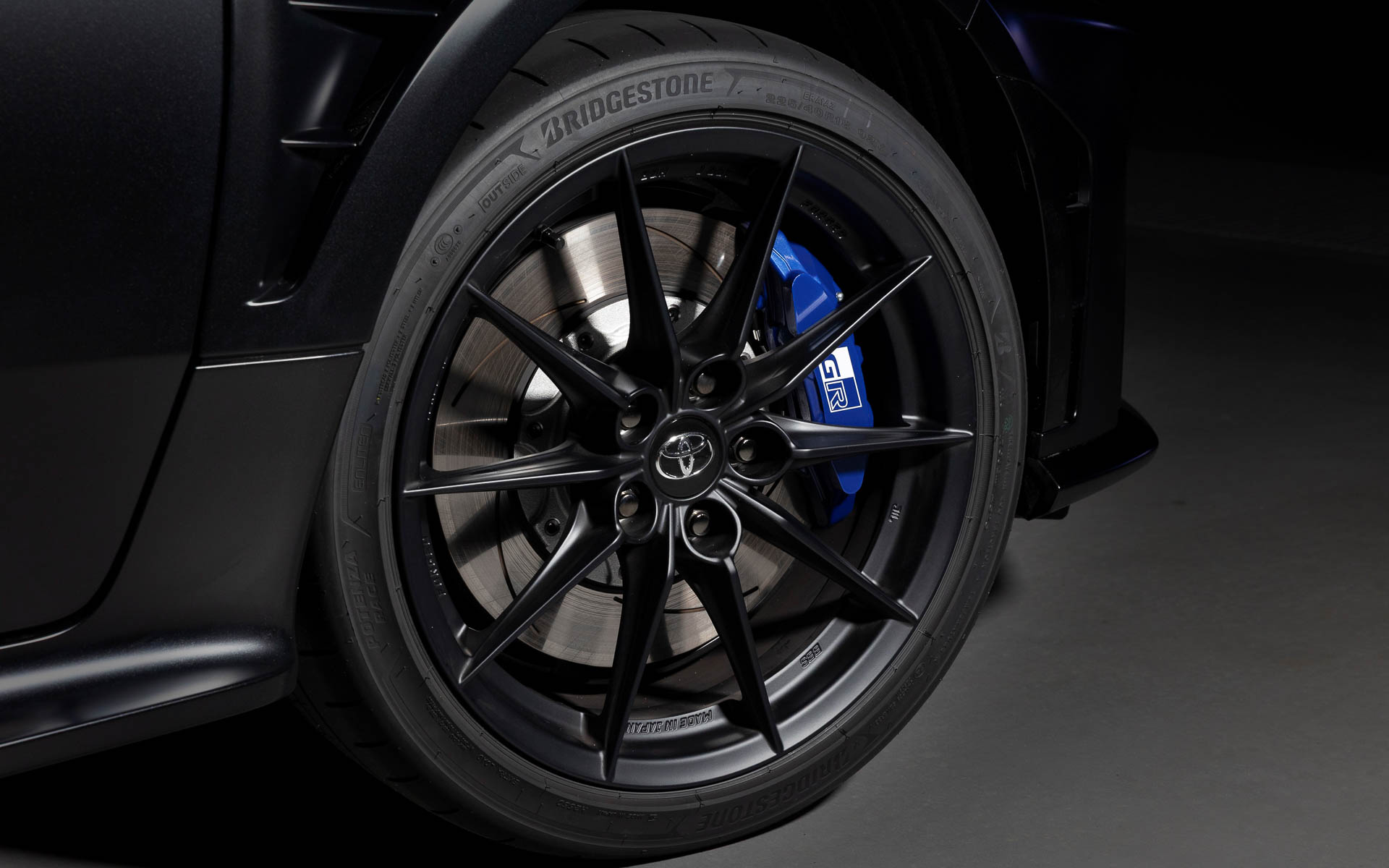 ブラックのホイールに、オジエ選手のシグネチャーカラーとなるブルーのブレーキキャリパーを組み合わせる