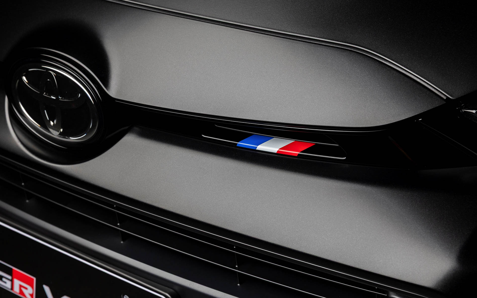 ラジエーターグリルにはトリコロールの加飾を装着