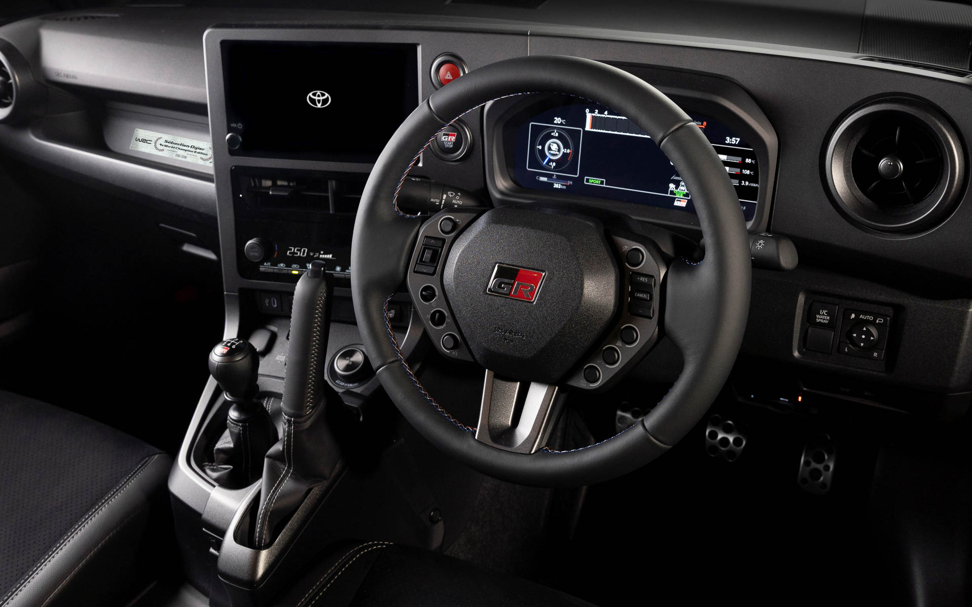 ステアリングホイールを小径化し、スイッチの形状も変更