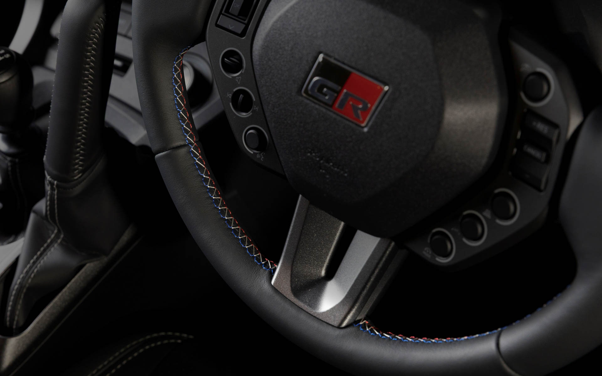 ブルー、グレー、レッドのトリコロールカラーのステッチが施される