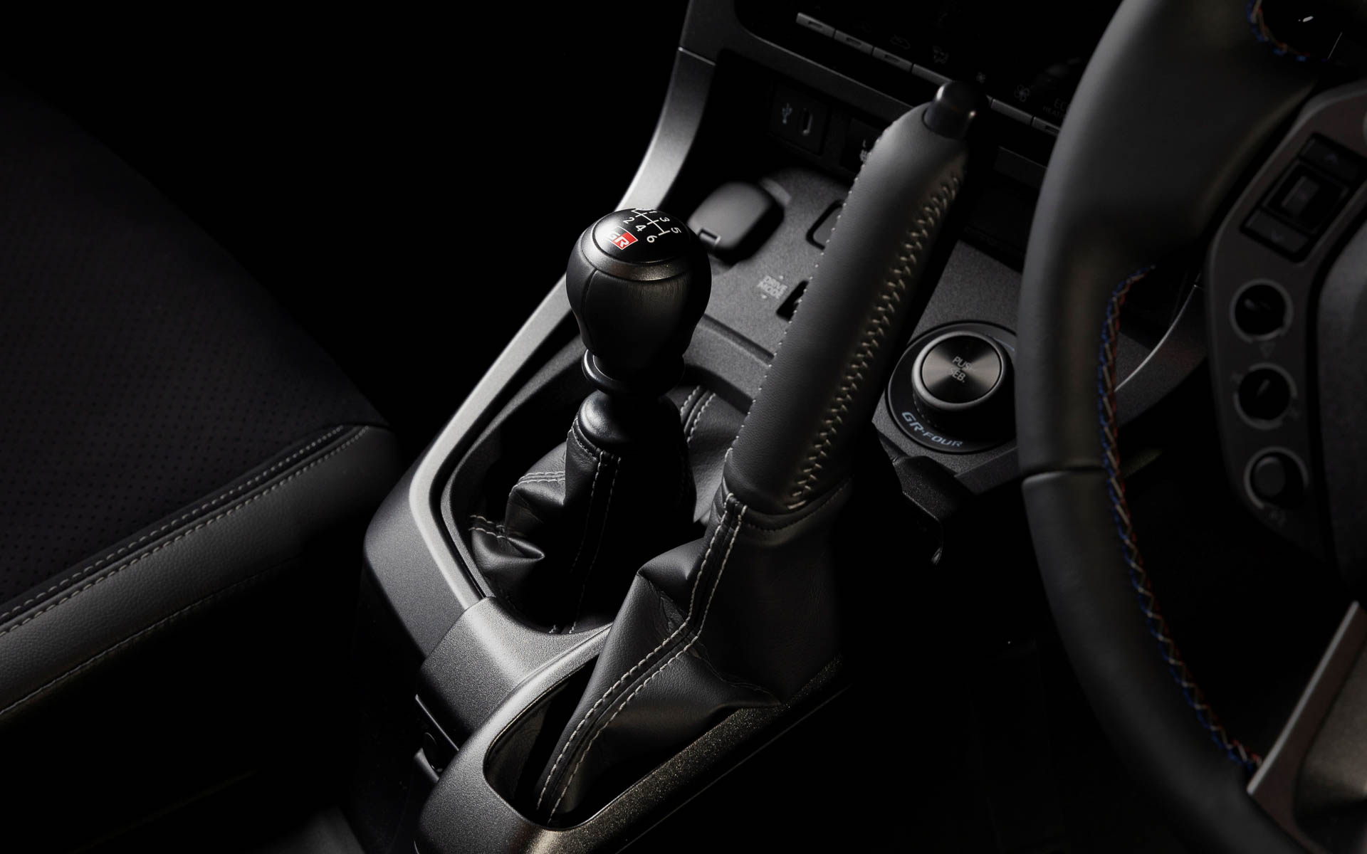 縦引きのパーキングブレーキ（サイドブレーキ）を採用