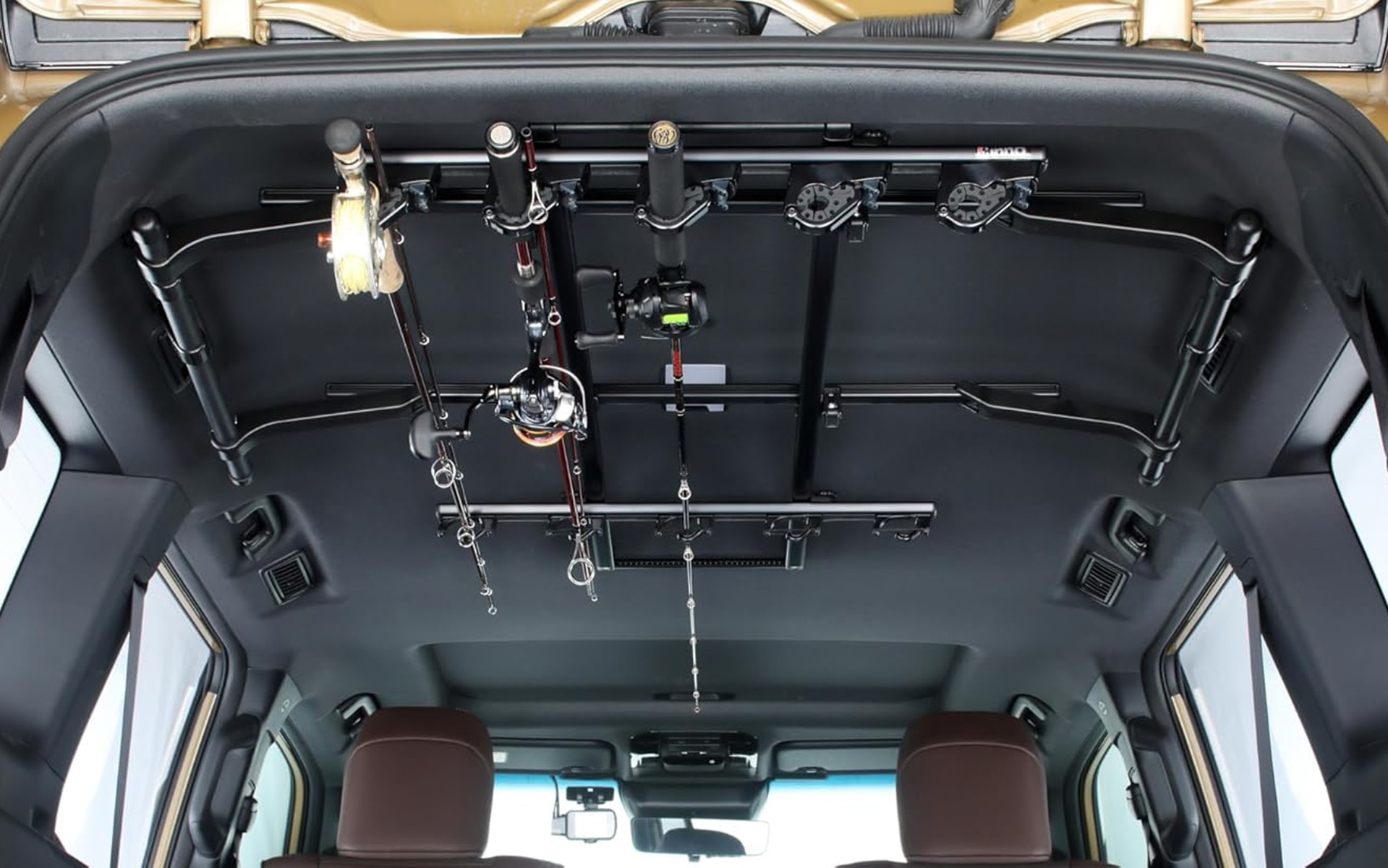 カーメイトの新製品「ロッドホルダーデュアル（IF26BK）」のトヨタ「ランドクルーザー250」装着イメージ