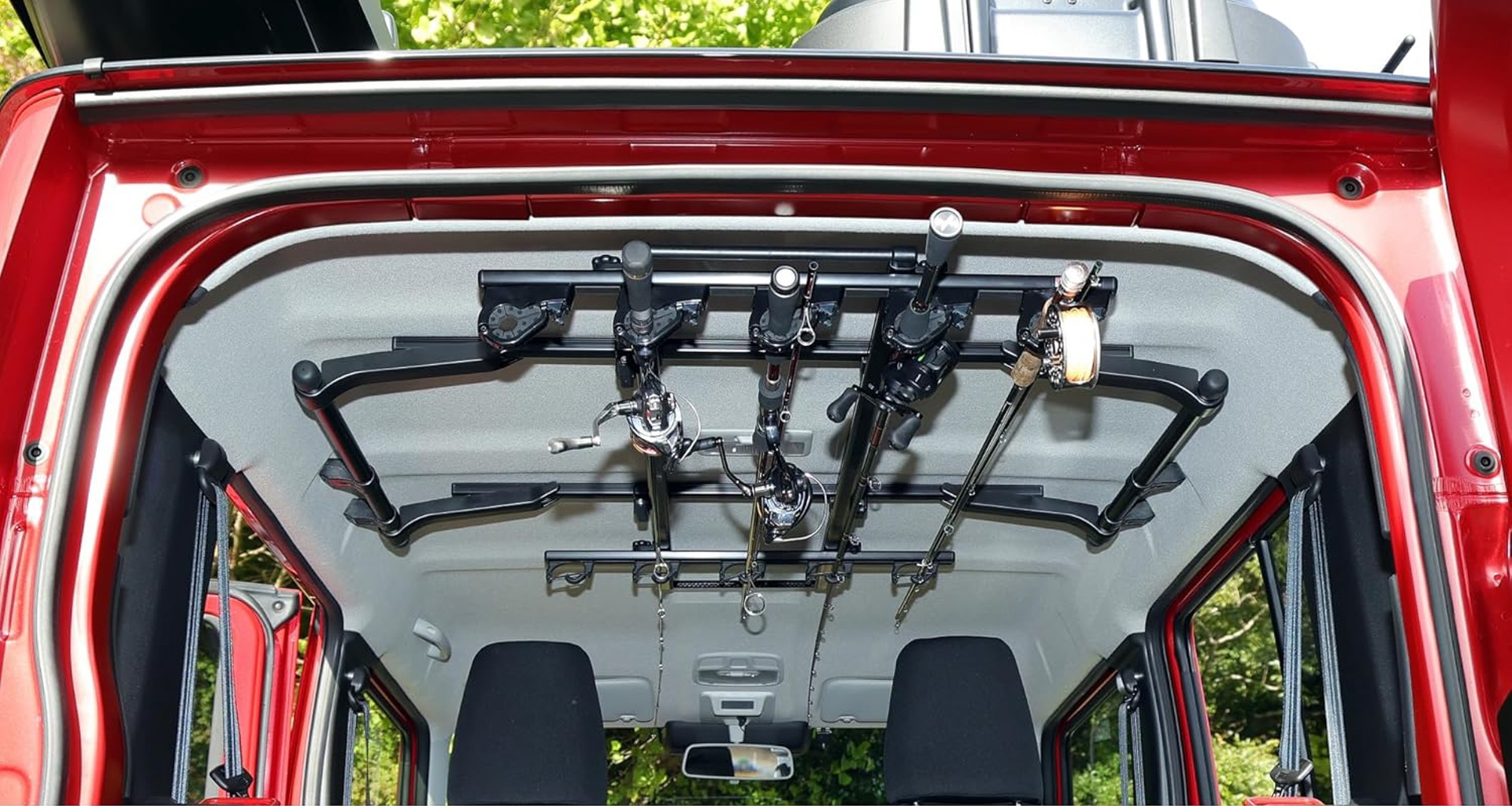 新製品「ロッドホルダーデュアル（IF26BK）」のスズキ「ジムニーノマド」装着イメージ