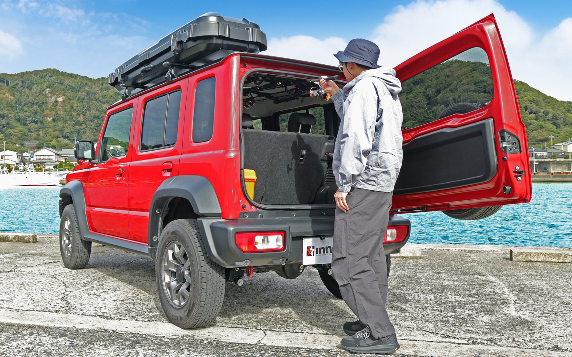 新製品「ロッドホルダーデュアル（IF26BK）」のスズキ「ジムニーノマド」装着イメージ