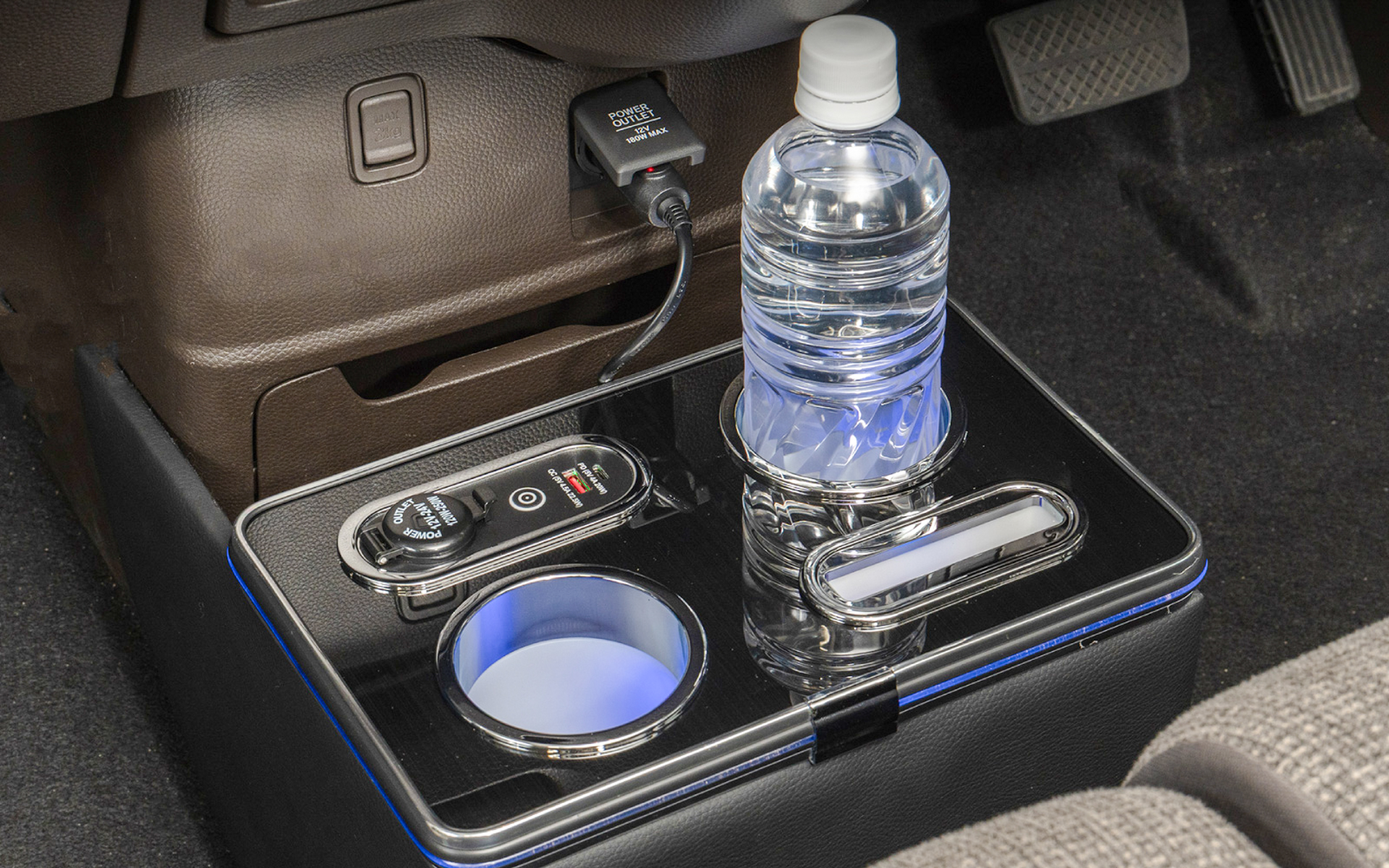 クラフトワークスがホンダのN-BOX（JF3）/N-BOXカスタム（JF4）用の「LEDコンソールボックス」を発売した