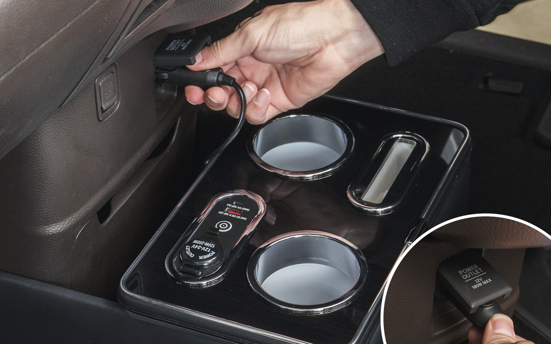 電源はフロントのシガーソケットに差し込むだけ