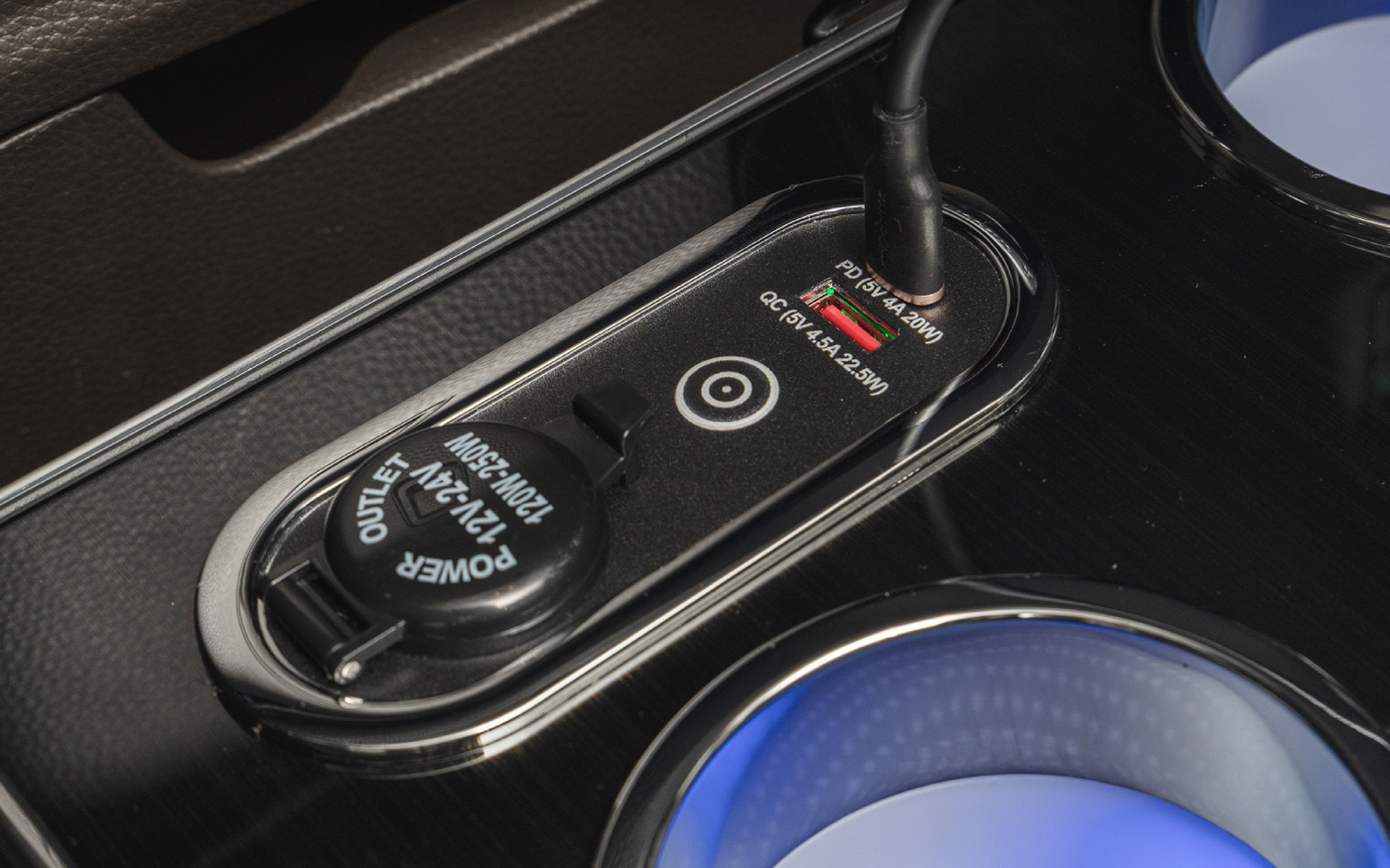 ドリンクホルダー2つのほかに、シガーソケットとUSB Type-CとUSB Type-Aを備えている