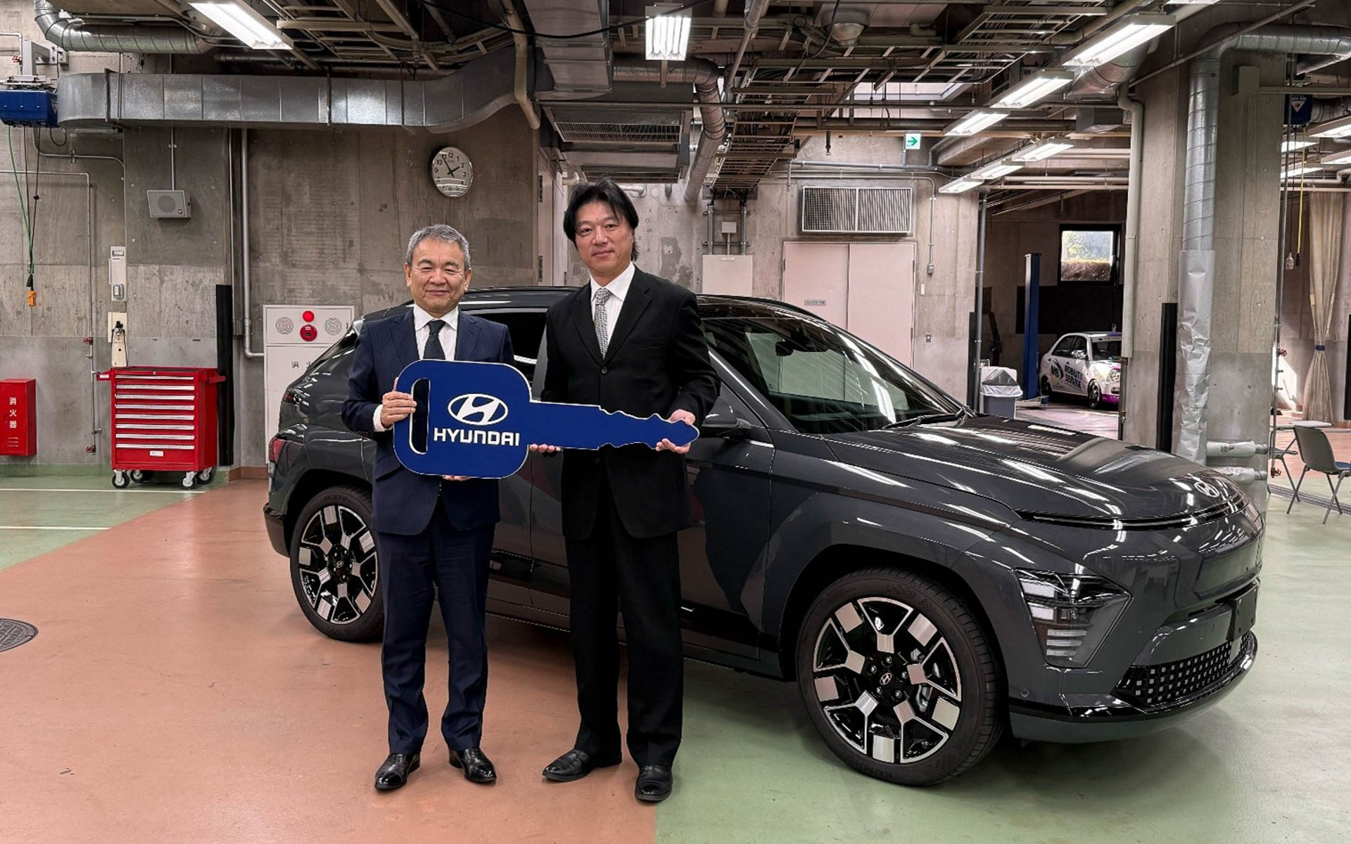 寄贈車両を象徴するレプリカキーの授与が行なわれた