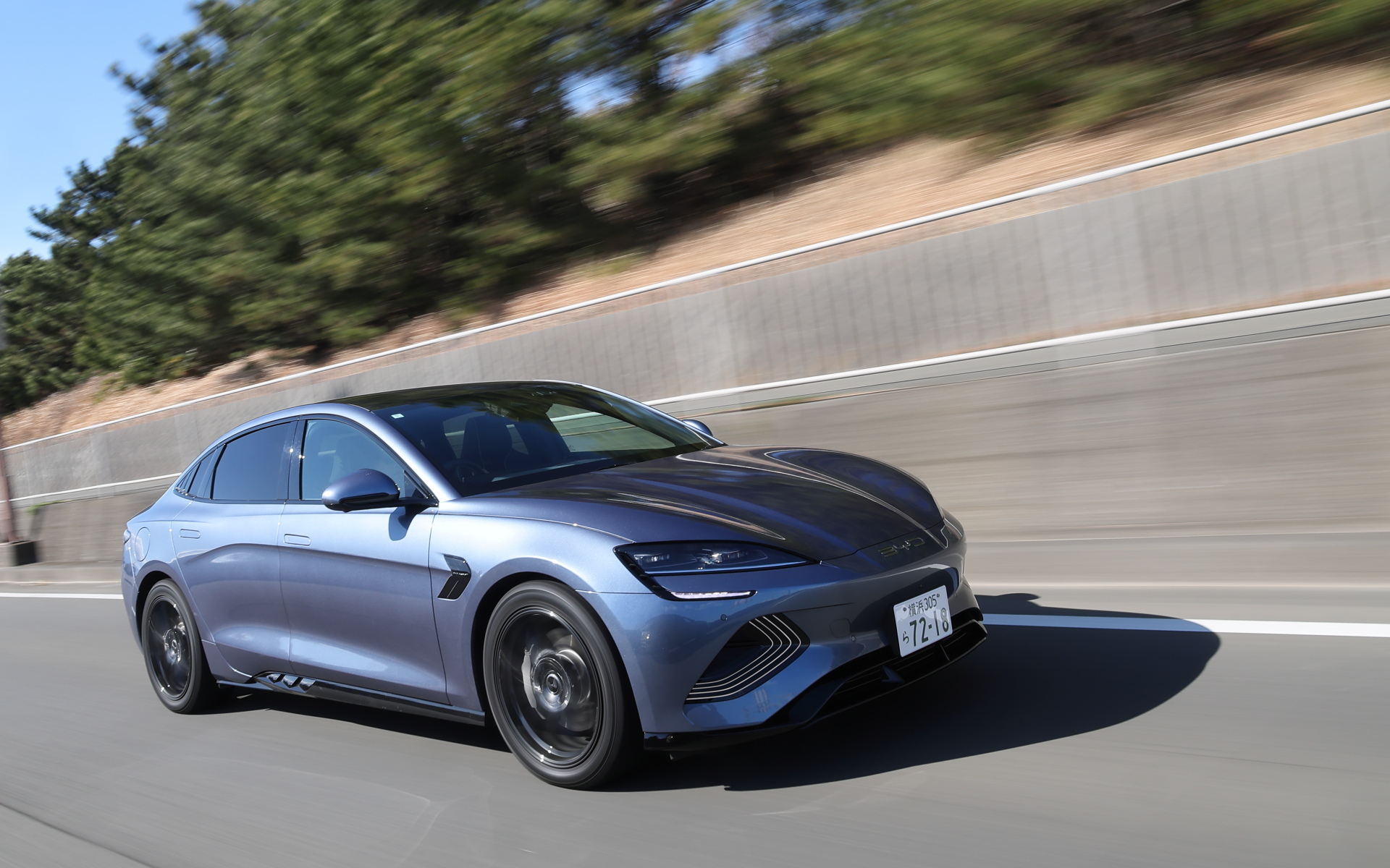 乗り味はガソリンエンジンのセダンよりも高いコーナリングパフォーマンスが得られる