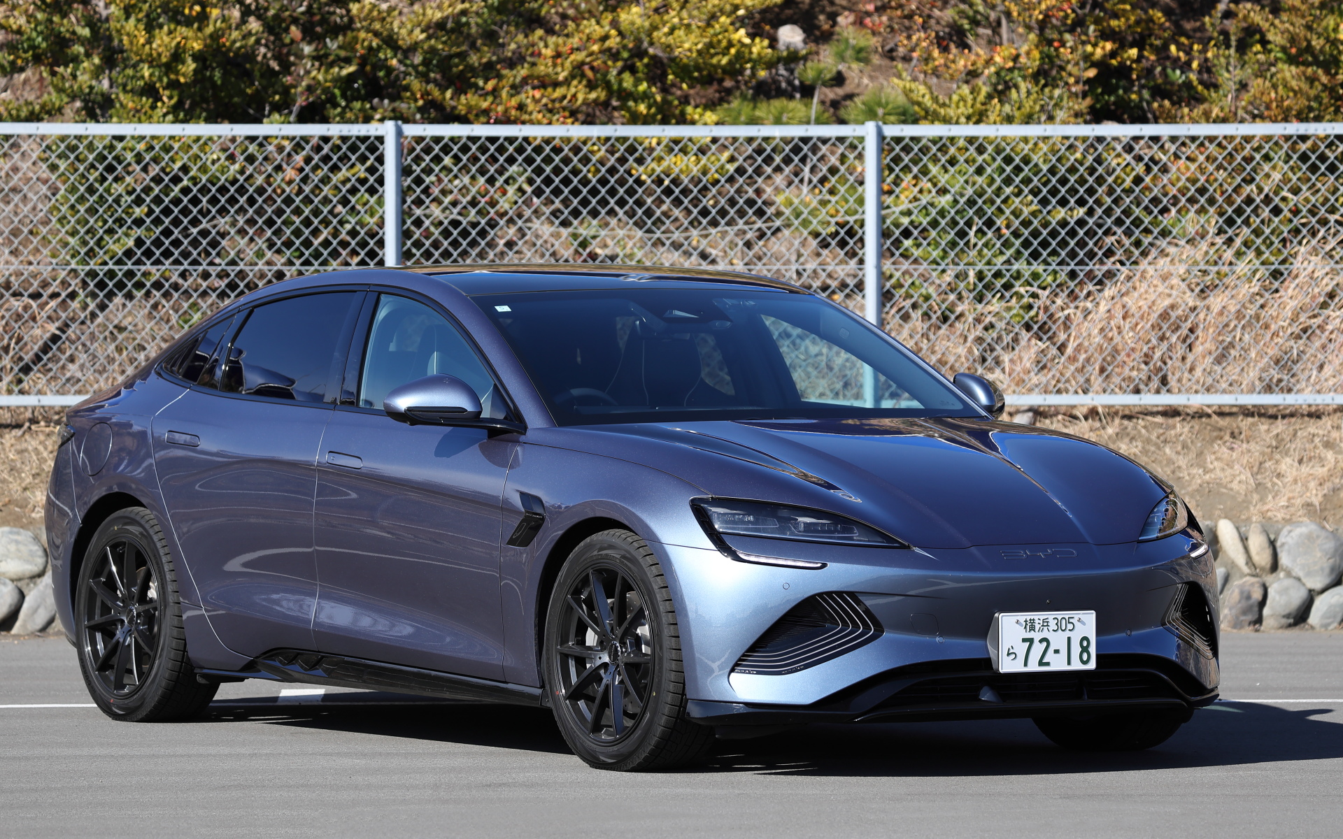 試乗車はRWD（後輪駆動）モデル。ボディカラーはアトランティスグレー