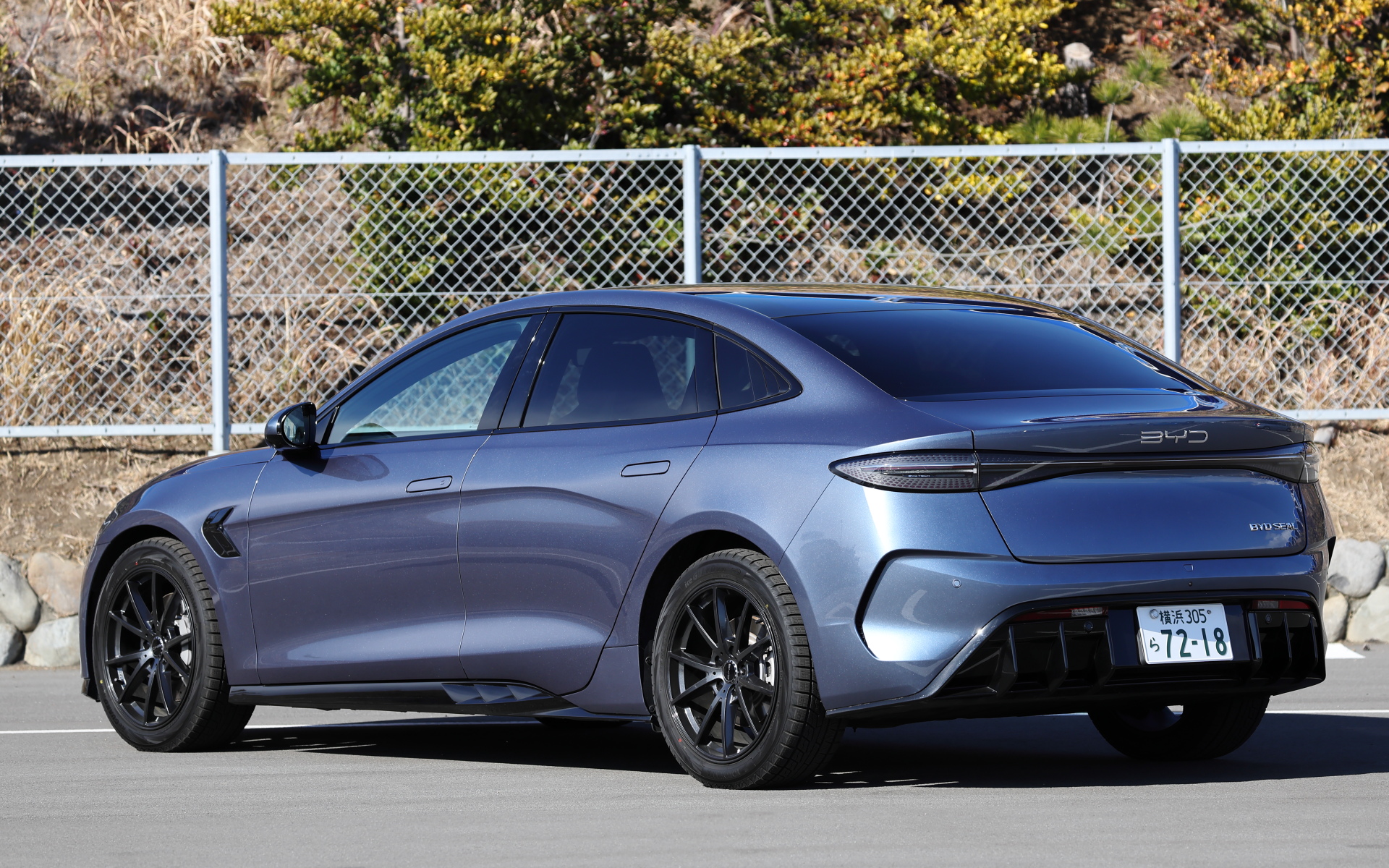 ボディサイズは4800×1875×1460mm（全長×全幅×全高）、ホイールベースは2920mm、車重は2100kg、最小回転半径は5.7m