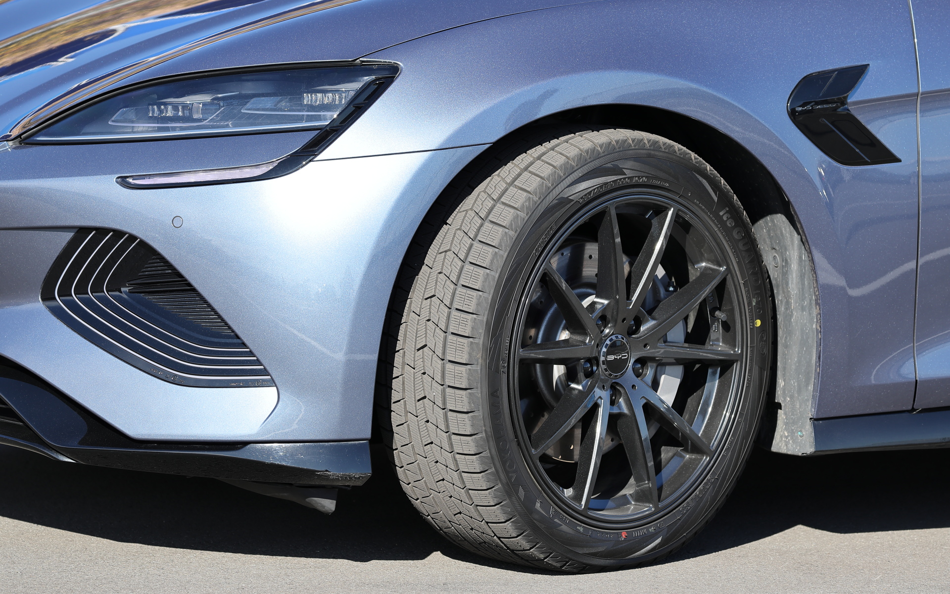 試乗日は寒い時期だったため、オプションの10本スポークアルミホイール（1本4万8400円）に横浜ゴムのスタッドレスタイヤ「アイスガード7（iG70）を装着。サイズは235/45R19