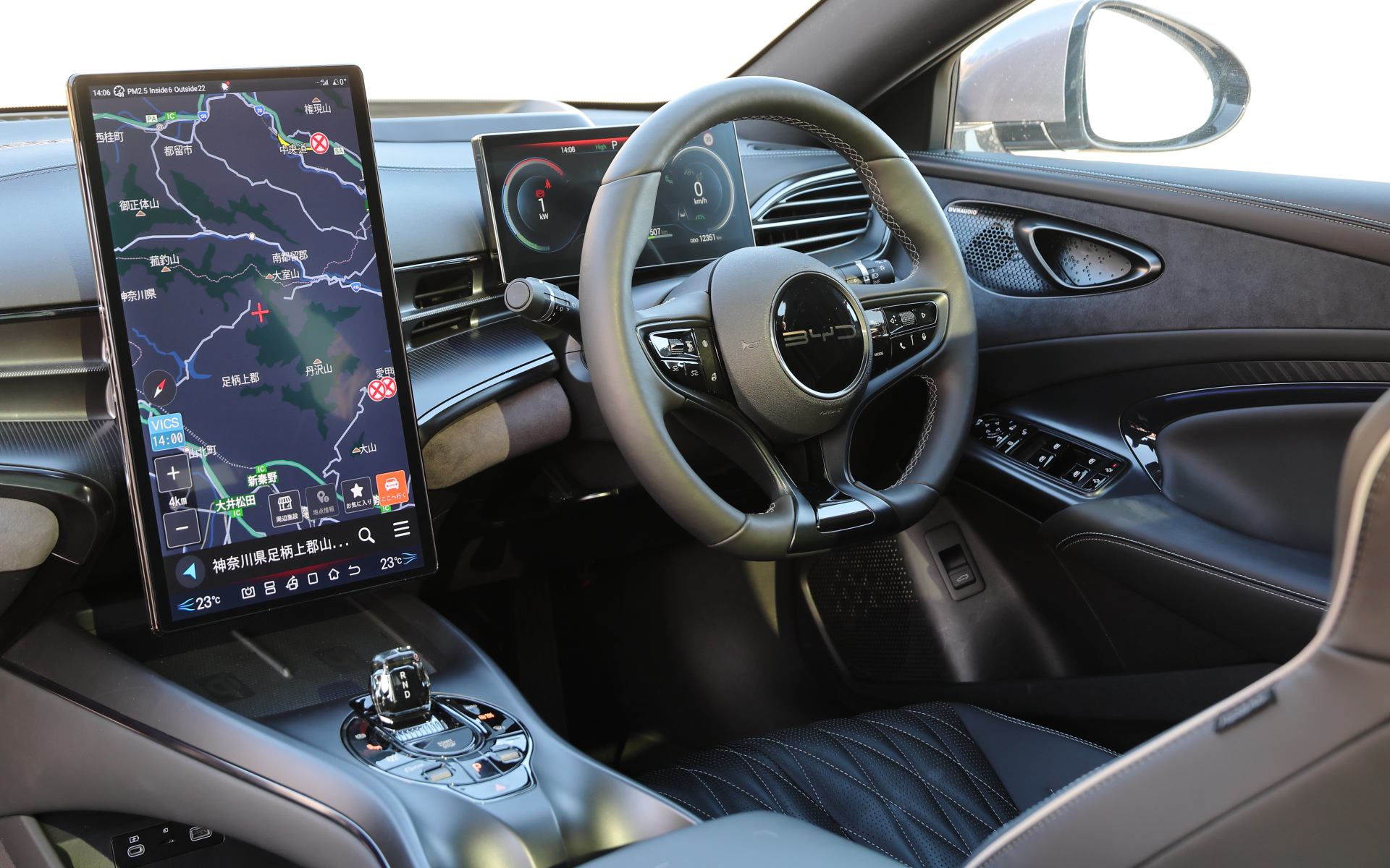 中央にある15.6インチの電動回転式タッチスクリーンは縦横の方向をボタン1つで変えられる。ドライバー正面に10.25インチディスプレイをレイアウト