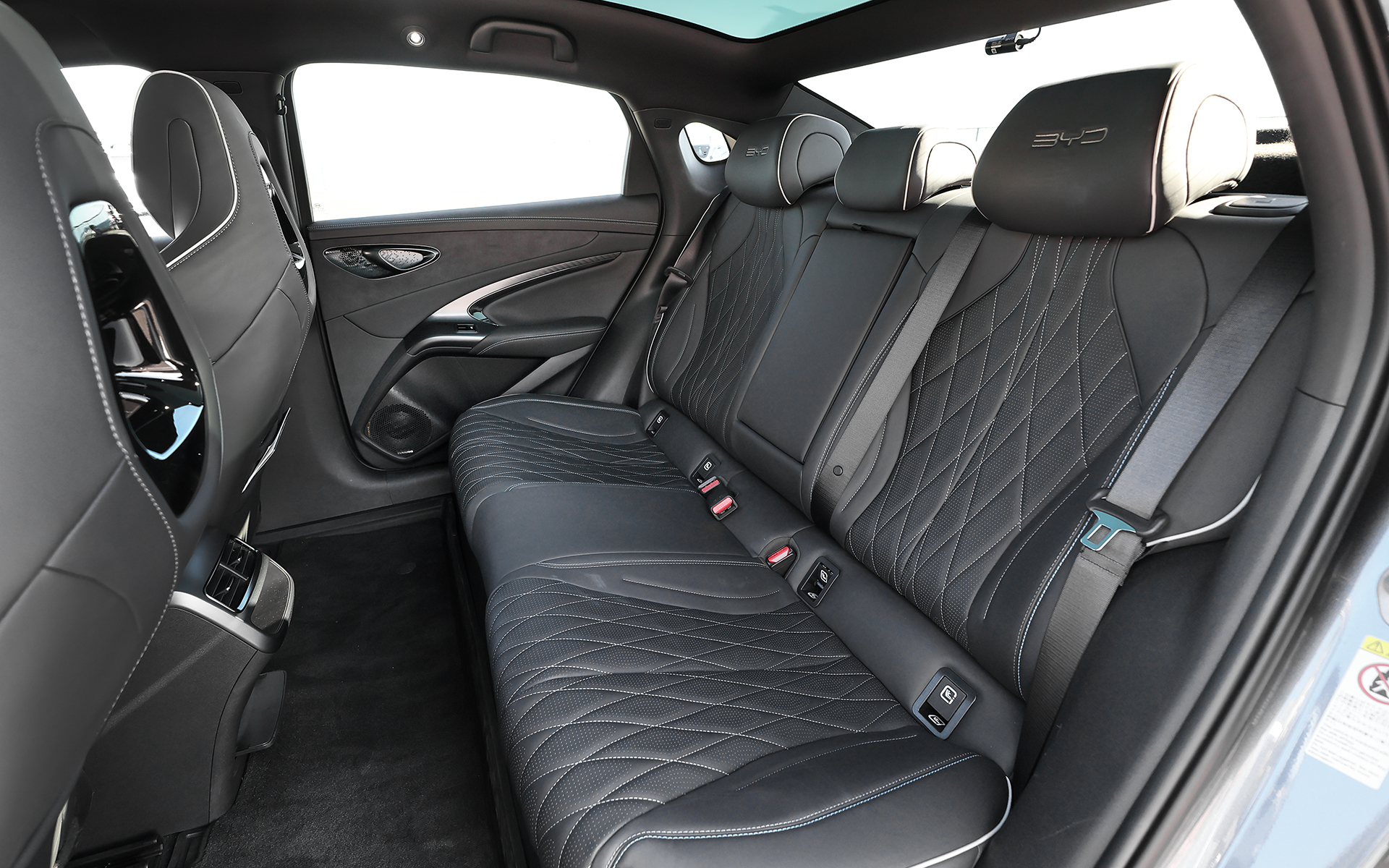 シートは本革（ナッパレザー）を採用しているほか、運転席は8Wayパワーシート、4Wayランバーサポート、シートヒーター、シートベンチレーション、メモリー機能付きパワーシートを完備。助手席は6Wayパワーシート、シートヒーター、シートベンチレーションを備える