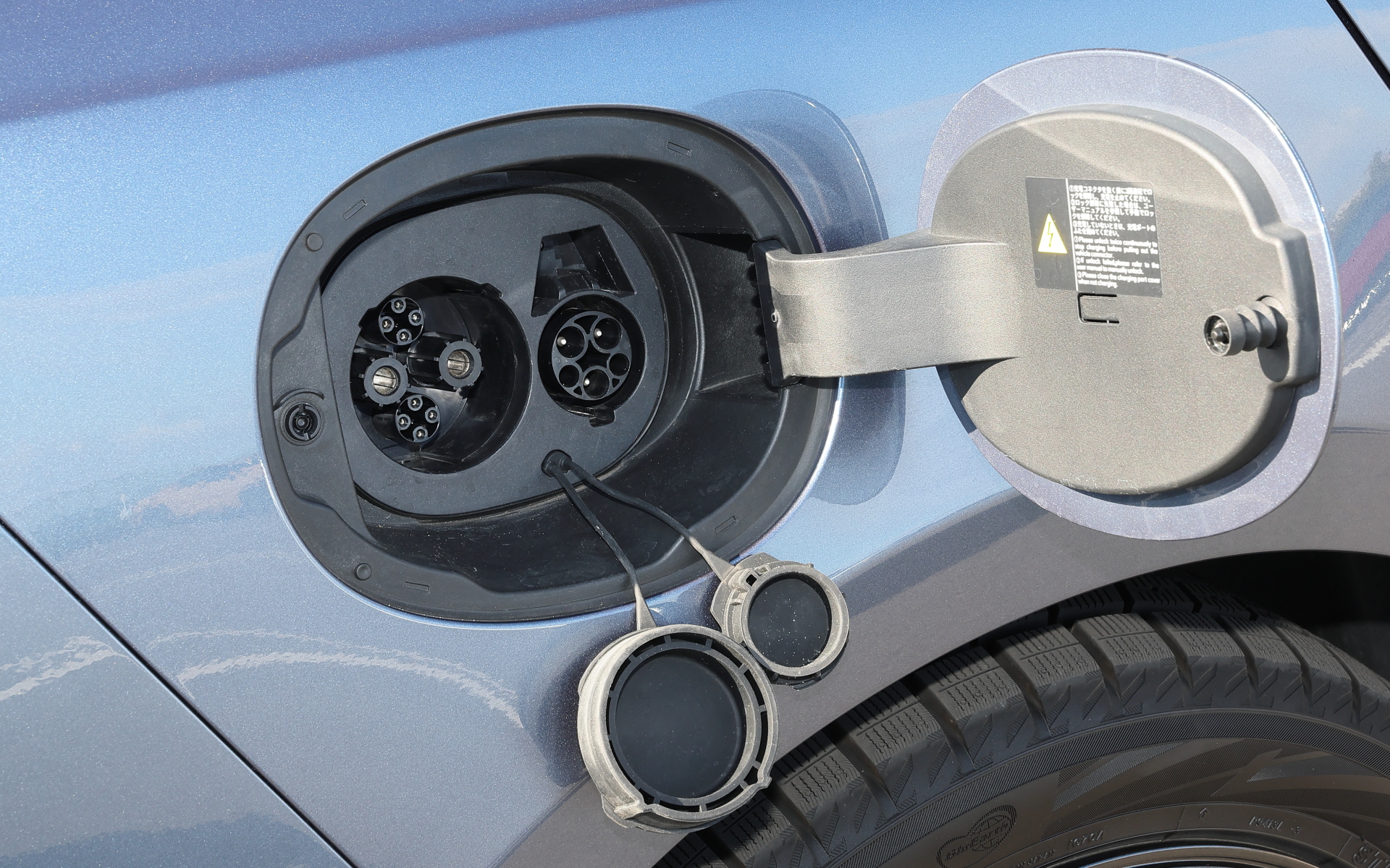 充電ポートは右後方に配置。普通充電と急速充電（CHAdeMO）を備える