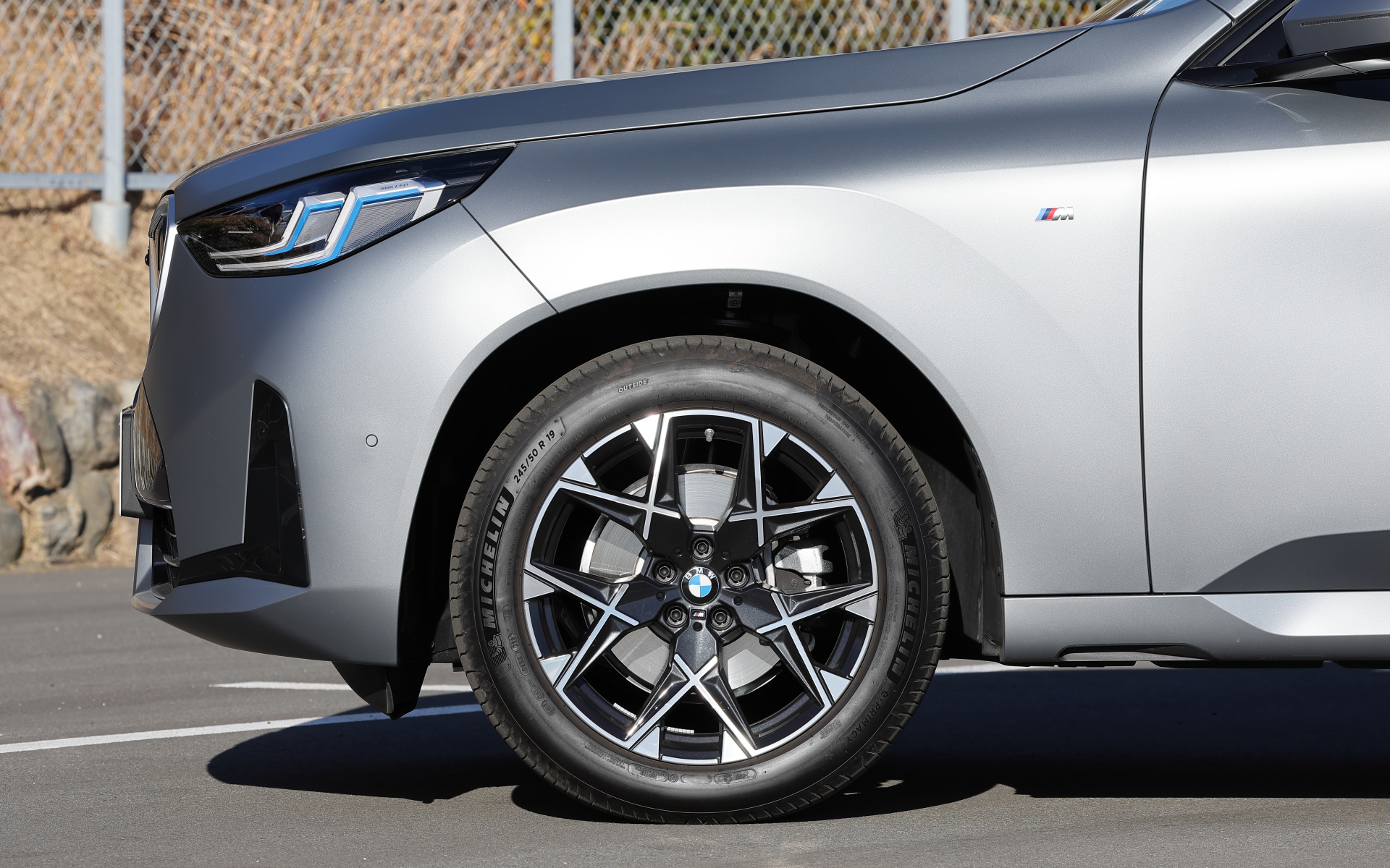 試乗車の装着タイヤは、ミシュランの「eプライマシー」でサイズは245/50R19