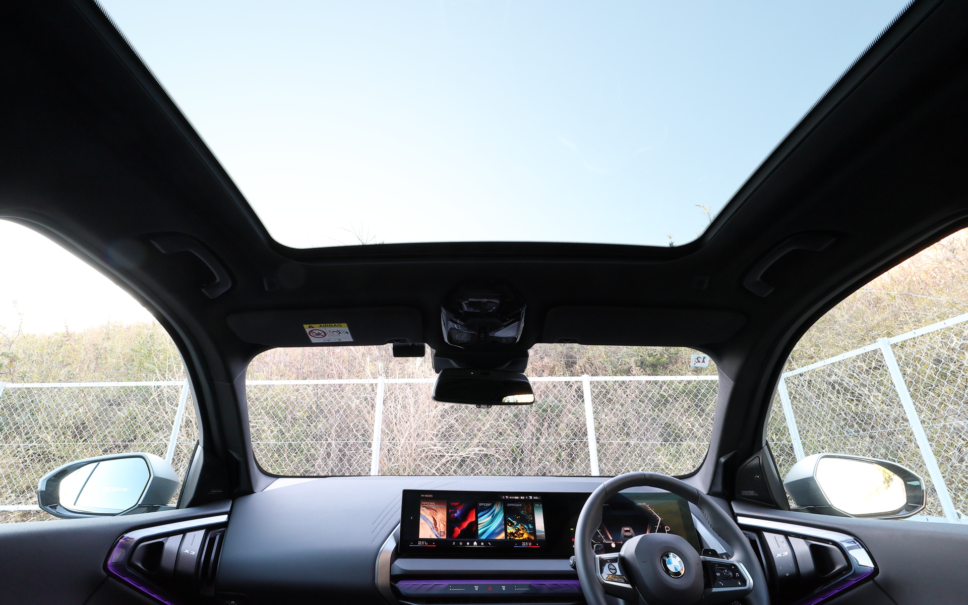 室内に広々とした開放感をもたらすパノラマ・ガラス・サンルーフはオプション