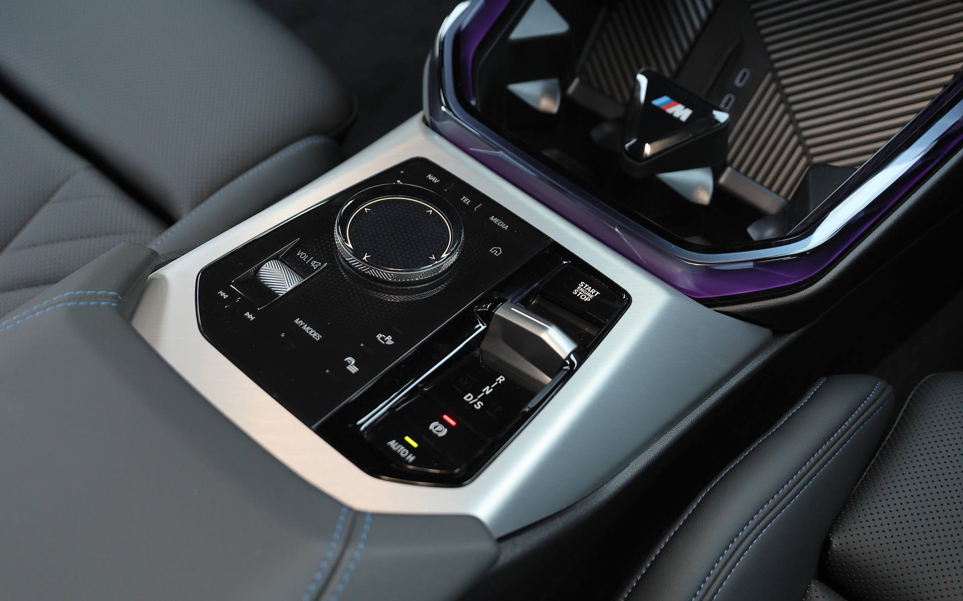 シフトセレクターなどセンターアームレストに操作系をすべて納めることでモダンな印象が高められた