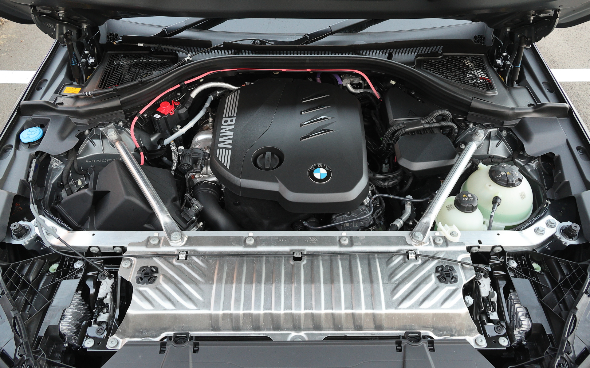 最高出力145kW/4000rpm、最大トルク400Nm/1500-2750rpmを発生する直列4気筒2.0リッターディーゼルターボエンジンを搭載し、パドル付き8速AT、xDrive(4輪駆動)、最高出力8kW(11PS)/3000rpm、最大トルク25Nm/500rpmの48Vマイルドハイブリッドシステムを組み合わせることで、システムトータル最高出力は145kW(197PS)、システムトータル最大トルクは400Nmを実現。また、Mスポーツ・サスペンションの搭載によって快適性と操舵性を大幅に向上させている