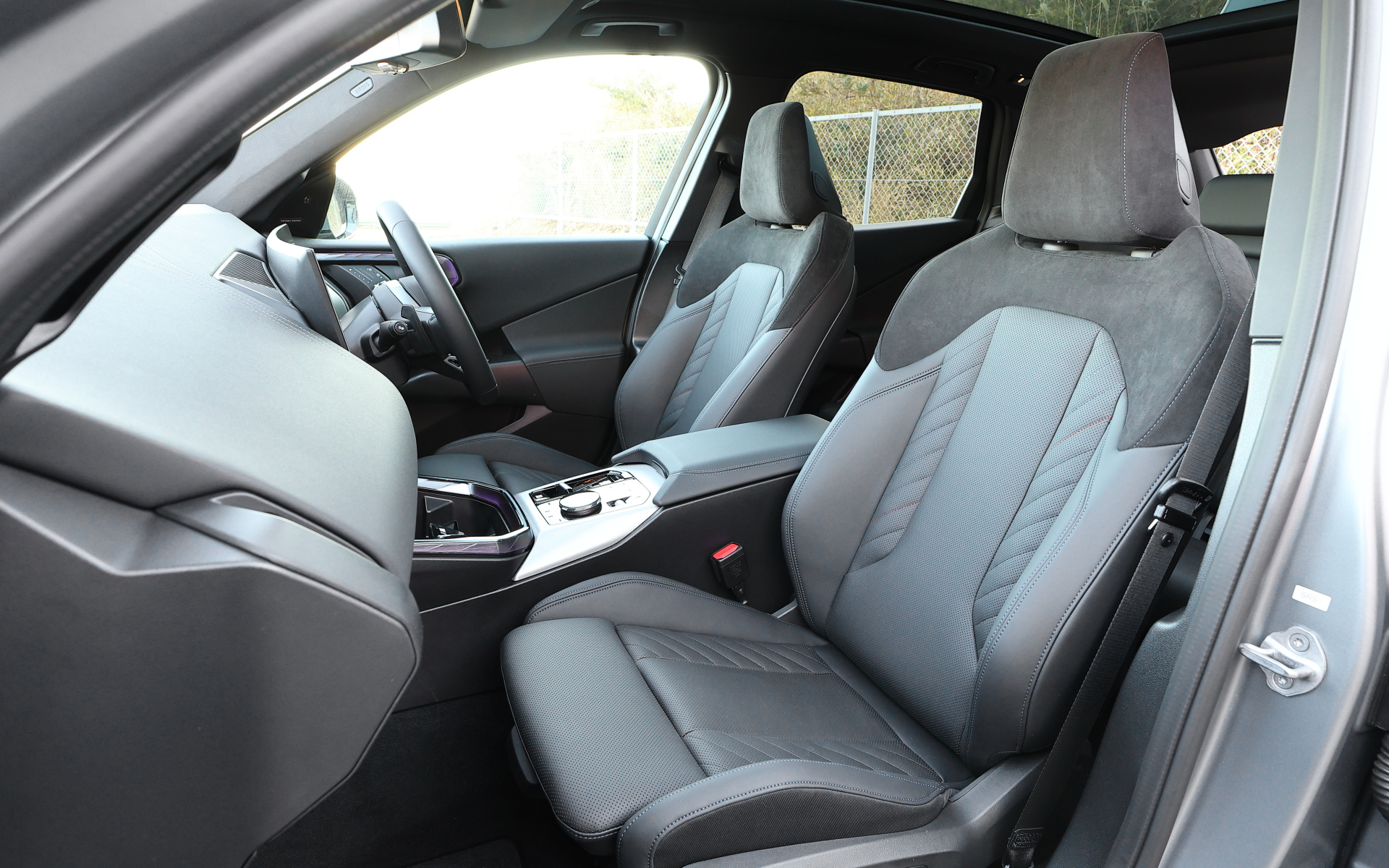 運転席と助手席はタイトなコーナリング時にも、乗員をしっかりホールドしてくれるスポーツ・シートを採用。内装色はMアルカンタラ/ヴェガンザ・コンビネーション ブラック