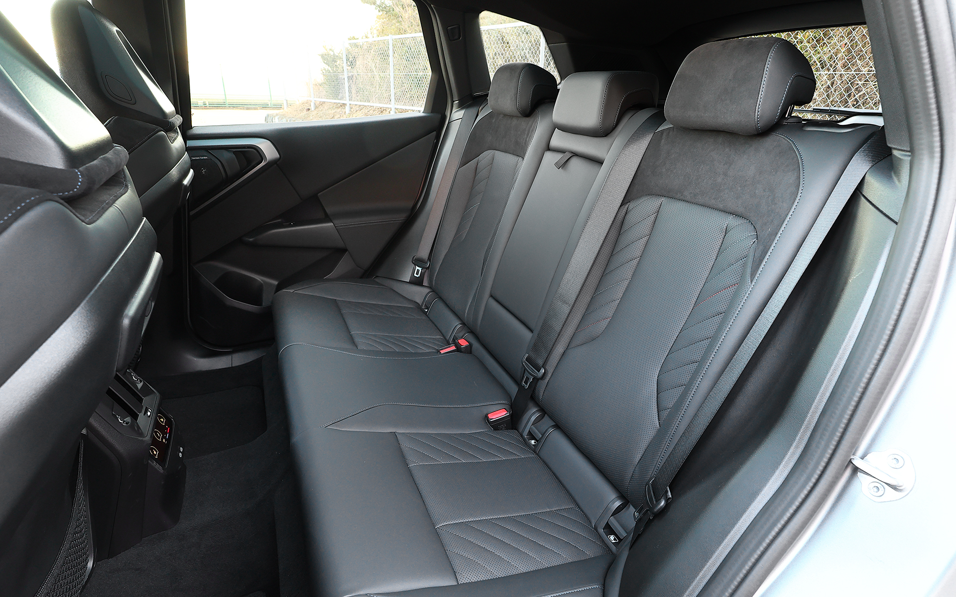 運転席と助手席はタイトなコーナリング時にも、乗員をしっかりホールドしてくれるスポーツ・シートを採用。内装色はMアルカンタラ/ヴェガンザ・コンビネーション ブラック