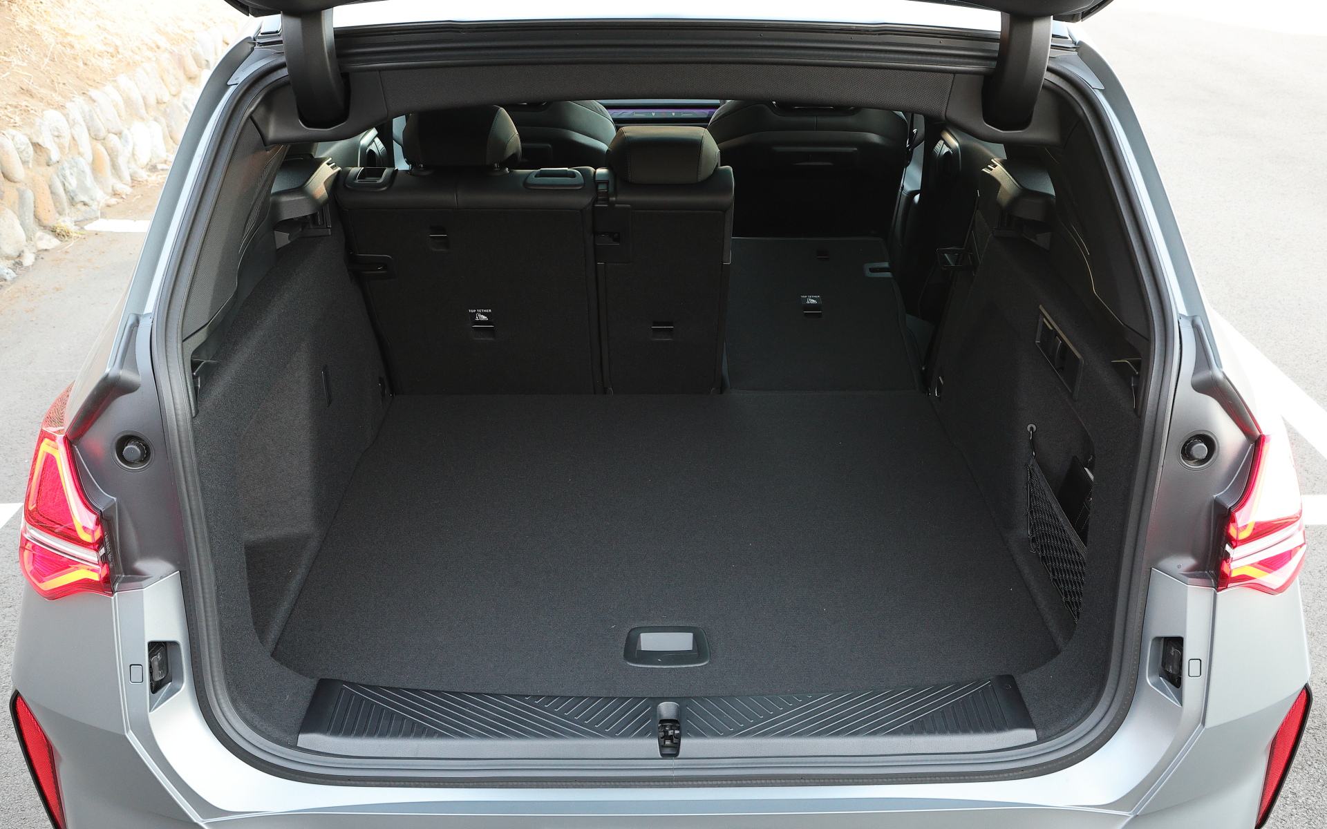 ラゲッジスペースは570Lで、リアシートを前方に全て倒すと最大1700Lにまで拡大できる