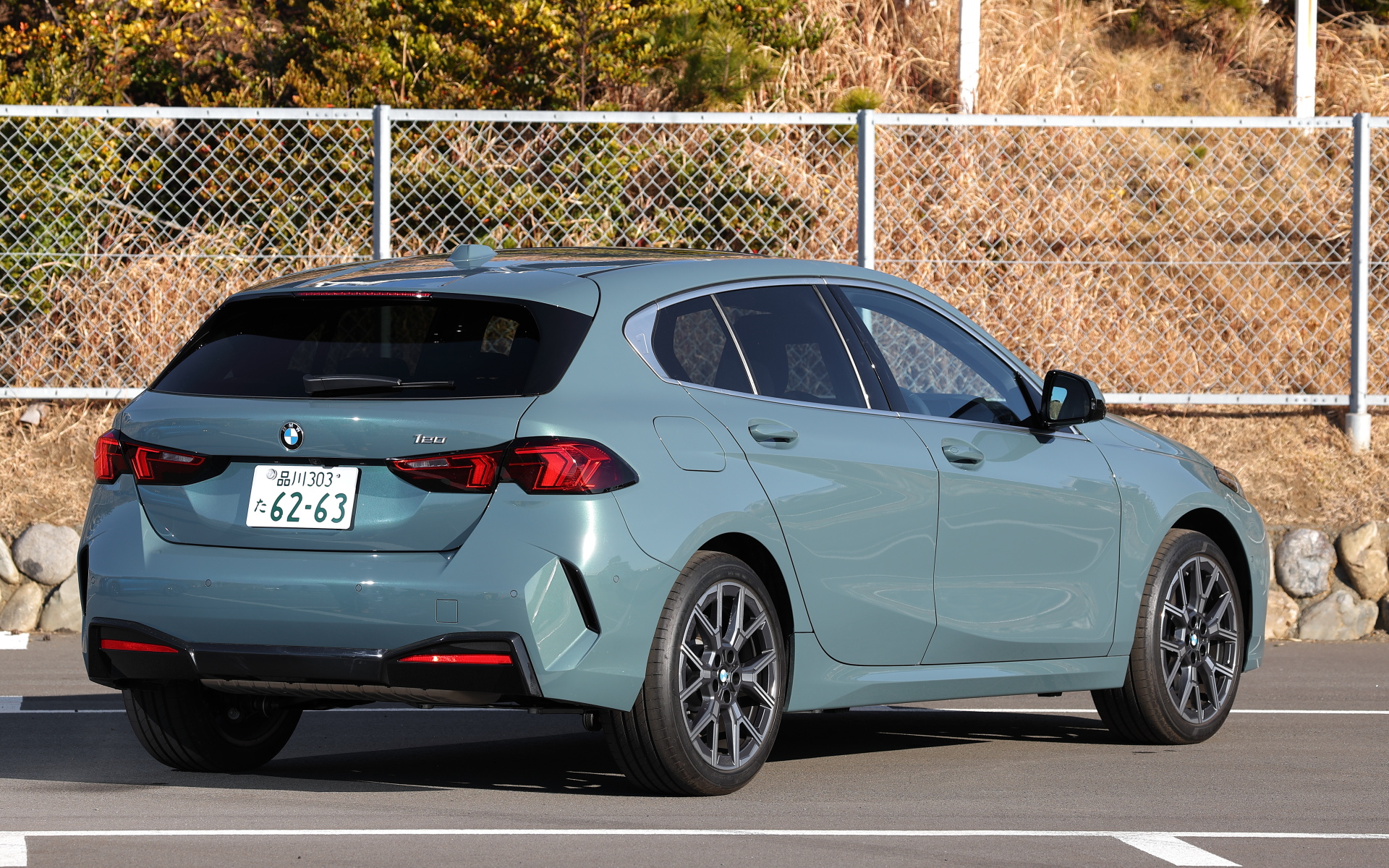 ボディサイズは4370×1800×1465mm（全長×全幅×全高）、ホイールベースは2670mm、車両重量は1460kg、最小回転半径は5.5m