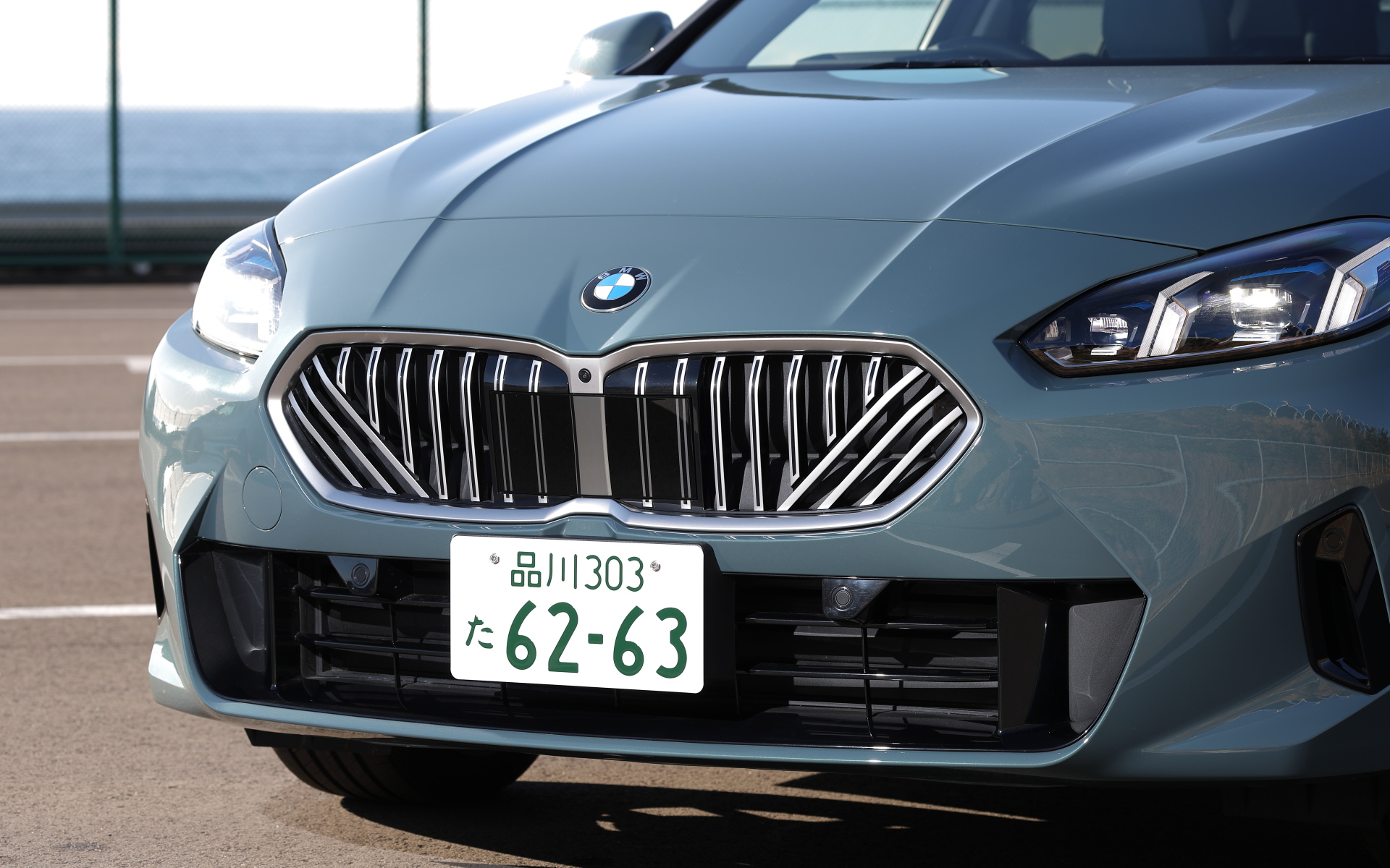 最新のデザイン言語を採用したキドニー・グリルは、縦と斜めのバーで構成されたインパクトのあるグラフィックを採用している