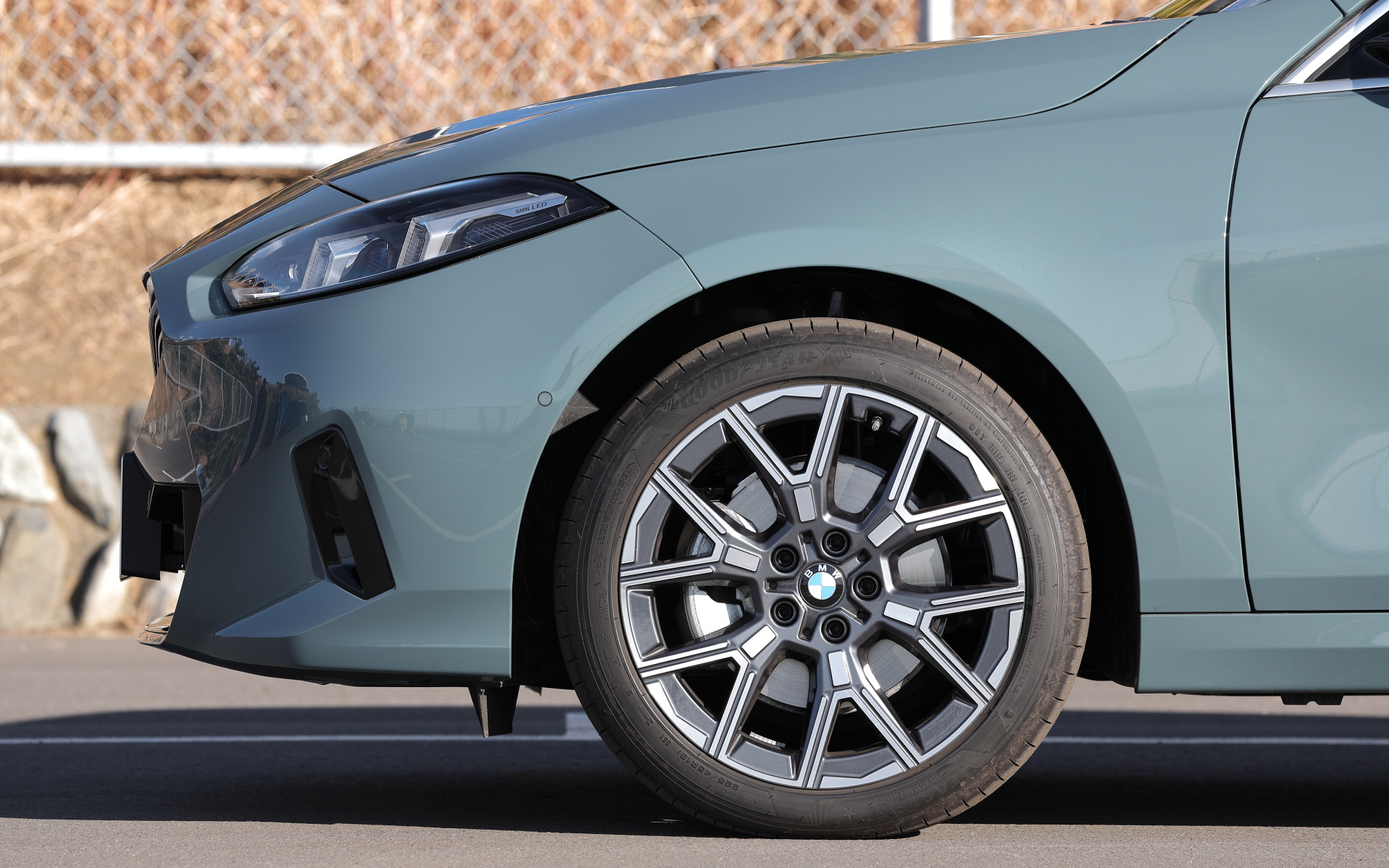 試乗車の装着タイヤは、グッドイヤーの「イーグルF1」でサイズは225/45R18。（標準装備は205/55R17）。ホイールはオプションのアロイ・ホイール Yスポーク・スタイリング974バイカラー