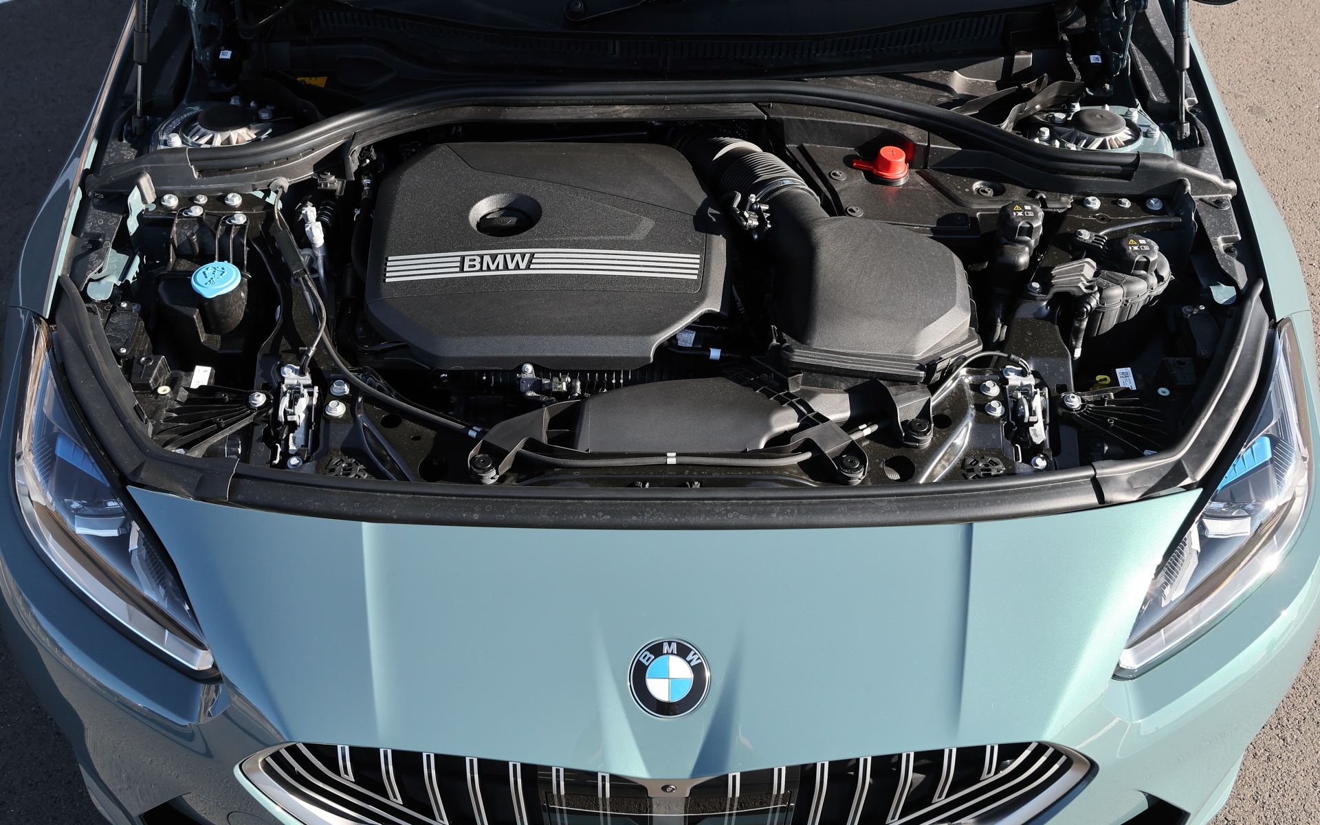 	最高出力115kW（156PS）/5000rpm、、最大トルク240Nm/1500-4400rpmを発生する直列3気筒1.5リッターBMWツインパワーターボガソリンエンジンを搭載。組み合わされるのは電子油圧制御式7速DCT、さらに最高出力15kW（20PS）/5500rpm、最大トルク55Nm/0-2000rpmを発する48Vマイルドハイブリッドシステムを組み合わせることで、システムトータルの最高出力は125kW（170PS）、最大トルクは280Nmを実現する