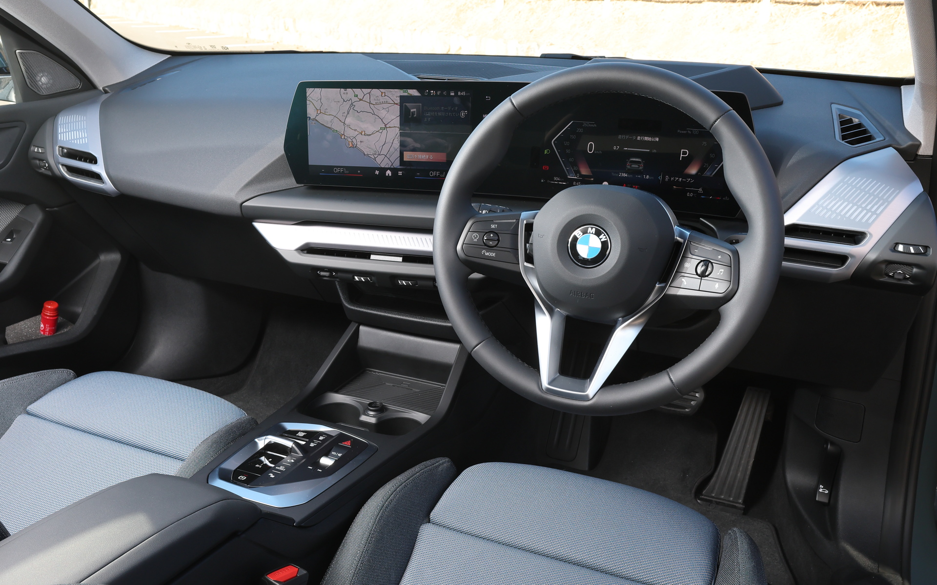 整然とレイアウトされた操作系統とミニマルなデザインを採用したコックピットには、10.25インチのマルチ・ディスプレイ・メーター・パネルと10.7インチワイド・コントロール・ディスプレイを合わせた「BMWカーブド・ディスプレイ」を装備