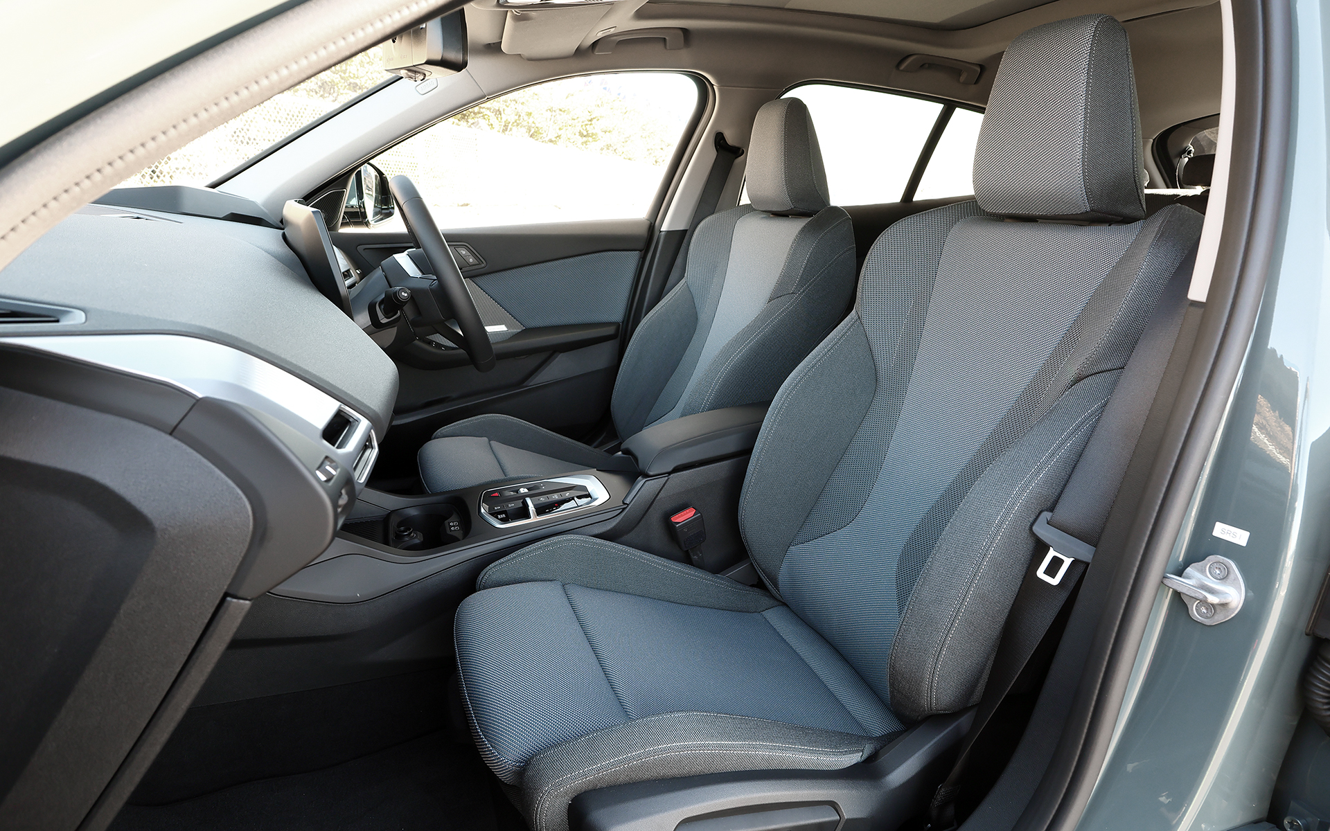 試乗車はオプションの「ハイライン・パッケージ」を装着することで、シート・マテリアルカラーは「エコニア バイカラー（ブルー）」、スポーツ・シート（フロント）、サンプロテクション・ガラス、ハーマン・カードンのHiFiスピーカー・システムを装備