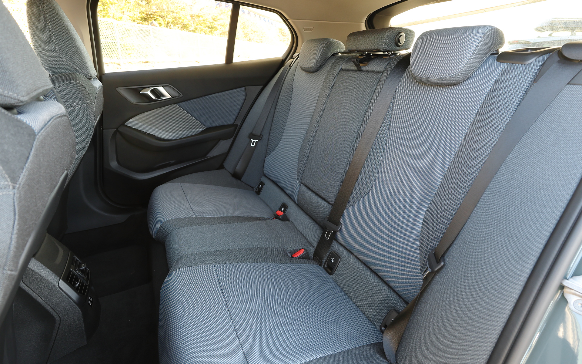 試乗車はオプションの「ハイライン・パッケージ」を装着することで、シート・マテリアルカラーは「エコニア バイカラー（ブルー）」、スポーツ・シート（フロント）、サンプロテクション・ガラス、ハーマン・カードンのHiFiスピーカー・システムを装備