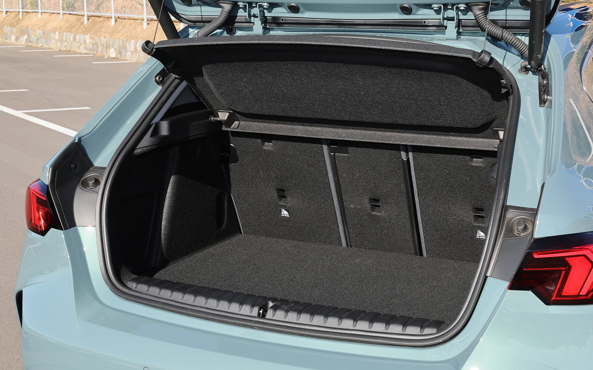 ラゲージルームの容量は300L。後席を折りたたむと1135Lまで拡張できる