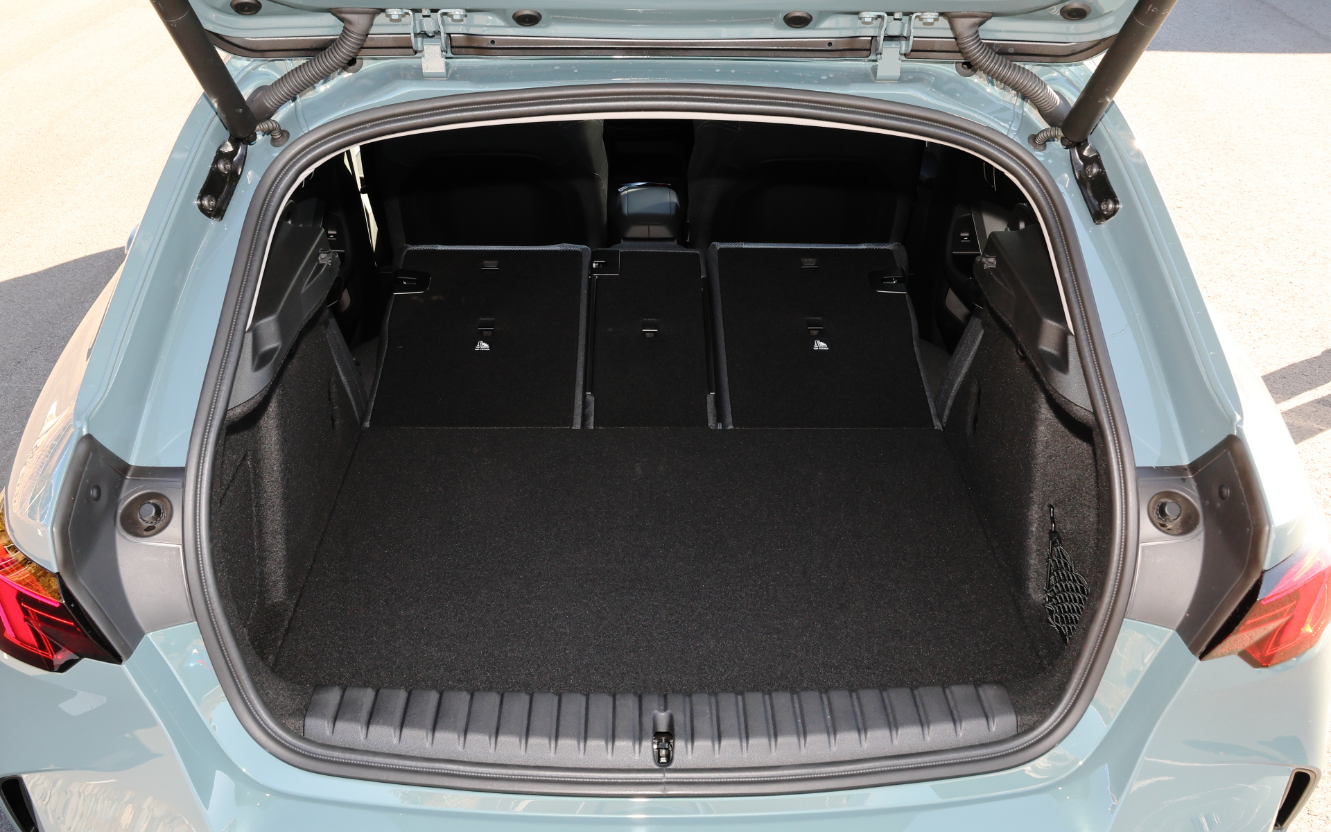 ラゲージルームの容量は300L。後席を折りたたむと1135Lまで拡張できる