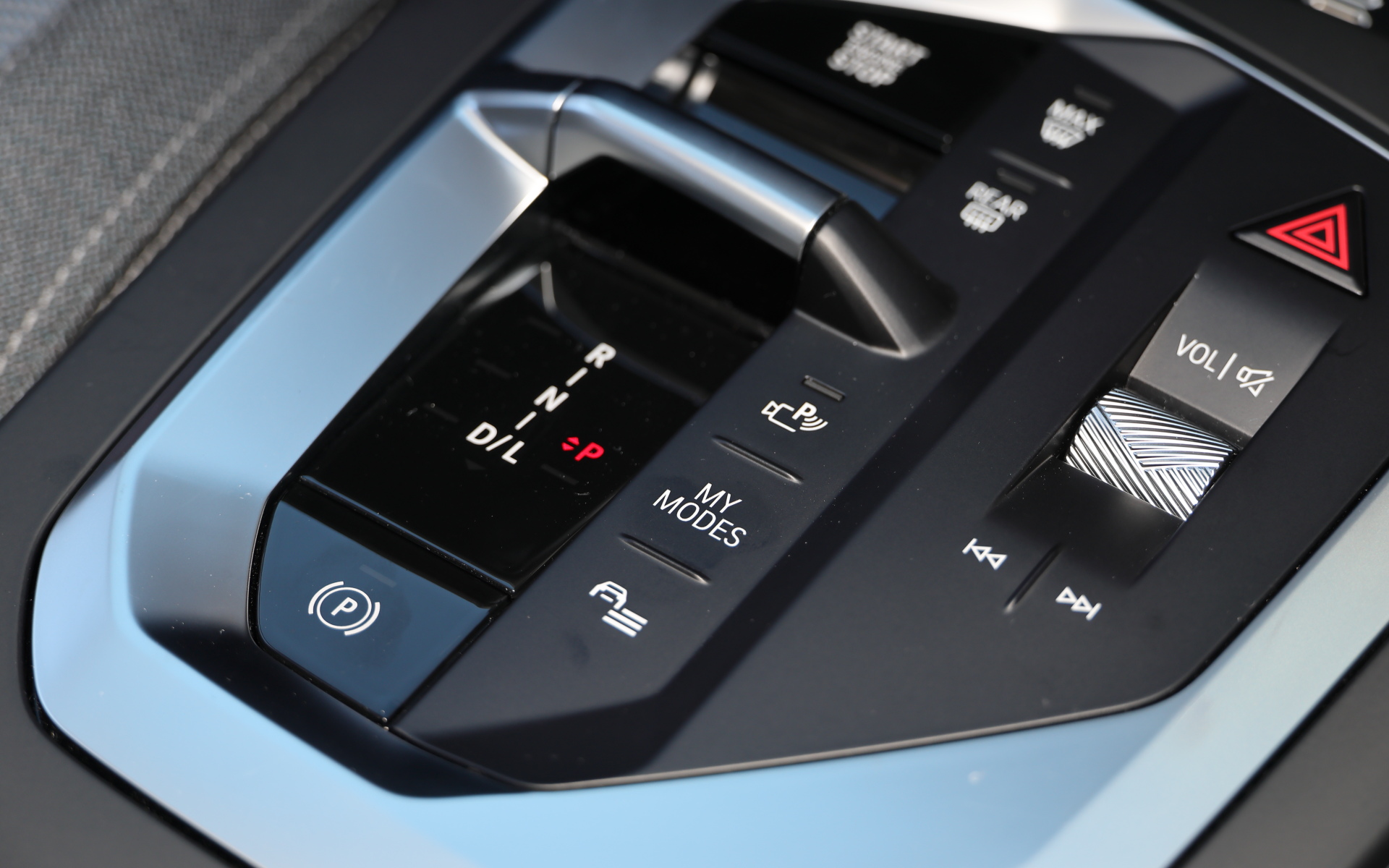 物理ボタン類はステアリングとシフトスイッチまわりに集約されている