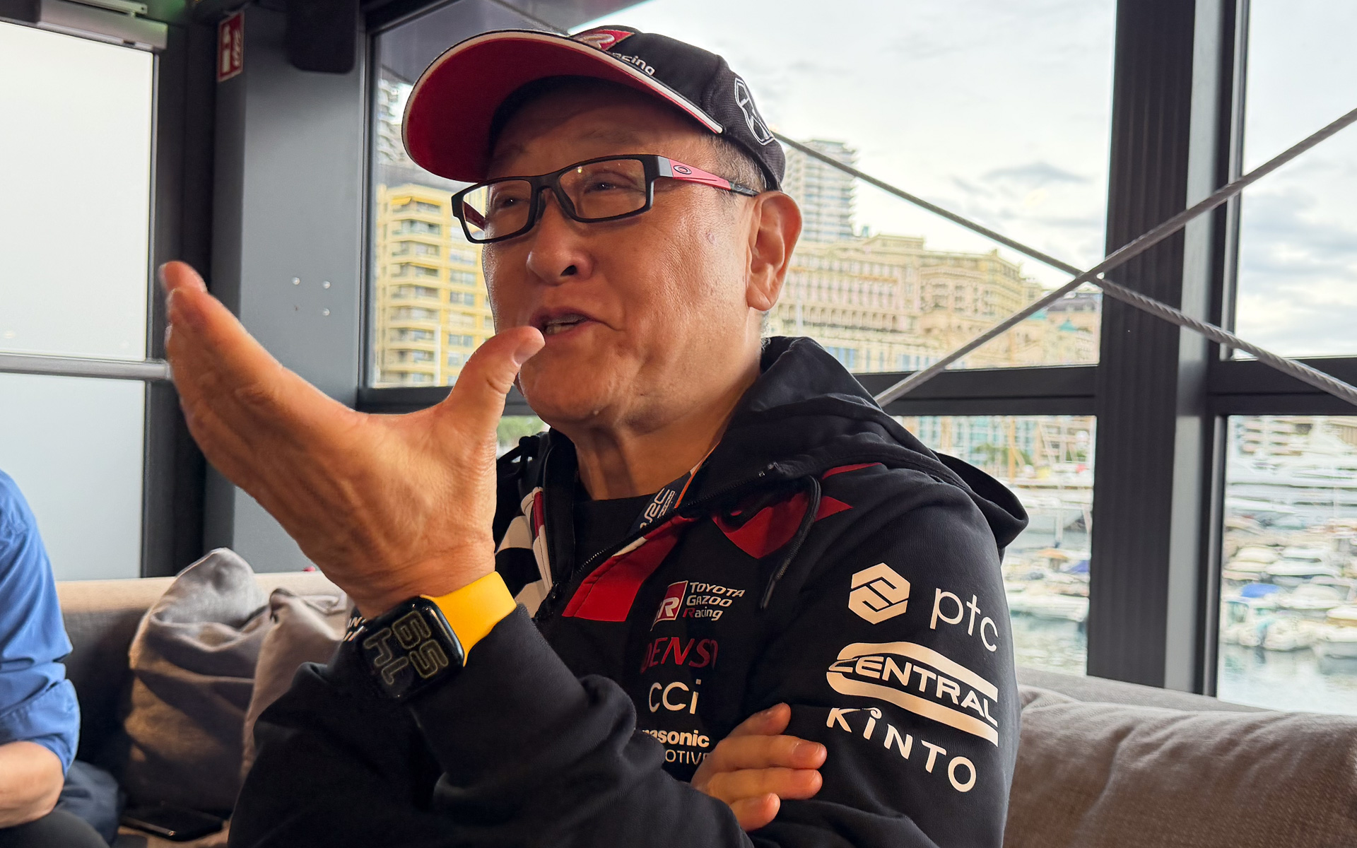 モナコでデモランを行なう前に囲み取材に応えるトヨタ自動車株式会社 代表取締役会長 豊田章男氏