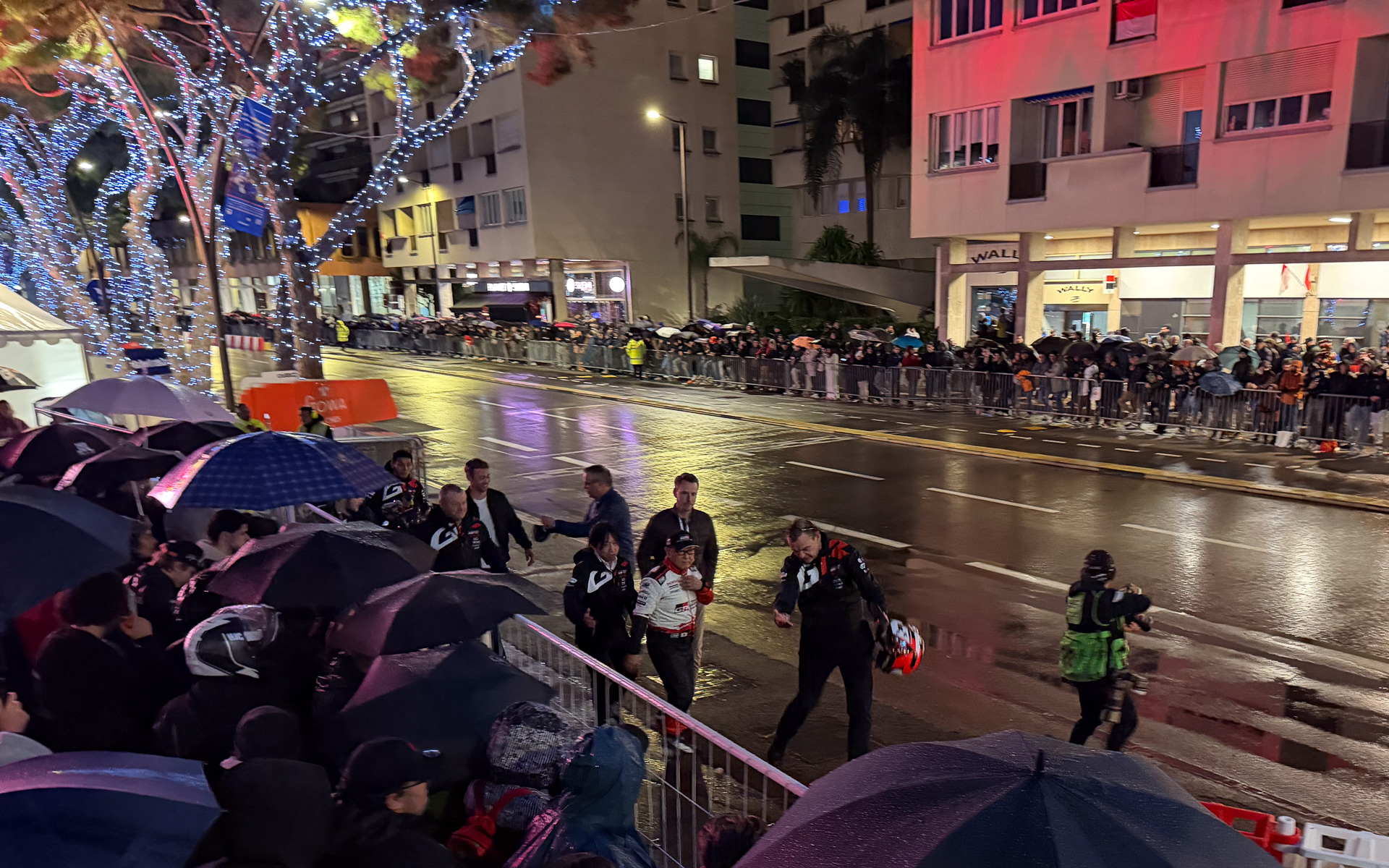 雨の中、初めてのモナコでのデモランを終えピットに向かう豊田章男会長。後方にはF1のスタートラインが見える