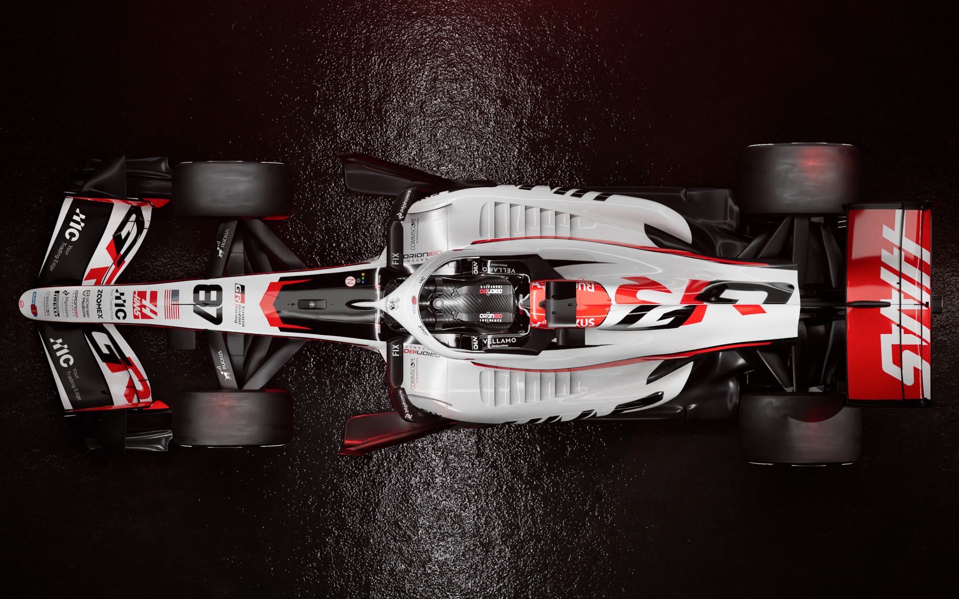 フロントウィングにも「GR」のロゴがあるようだ