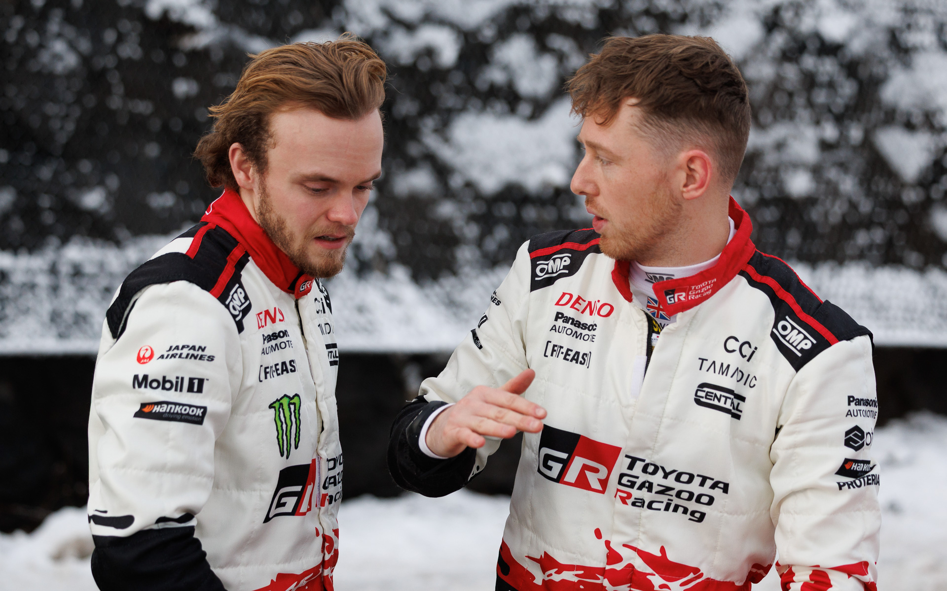 WRC開幕戦ラリー・モンテカルロを最年少で優勝したオリバー・ソルベルグ選手（左）と、エリオット・エドモンドソン選手（右）