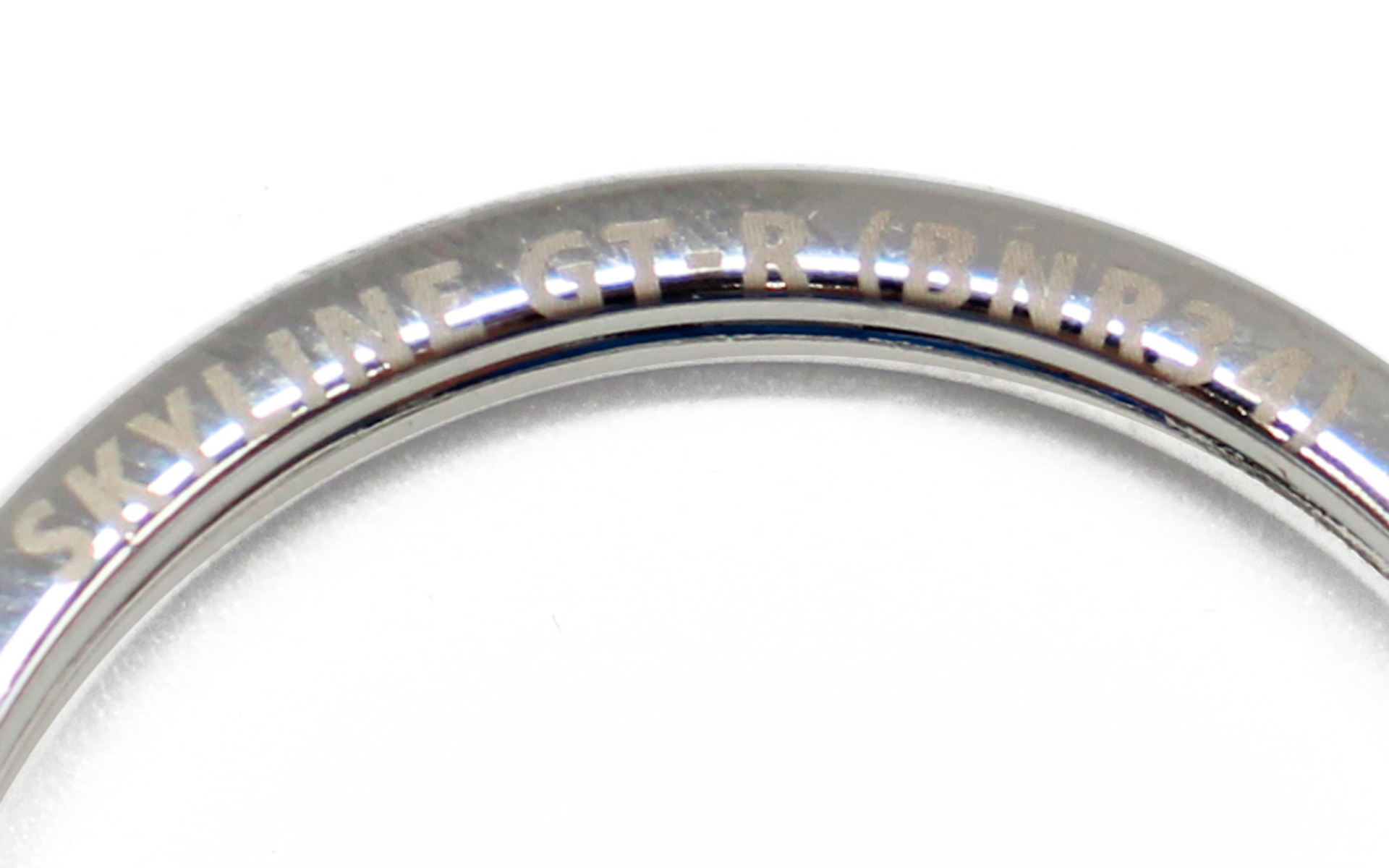 リングにも「SKYLINE GT-R（BNR34）」の文字があしらわれている