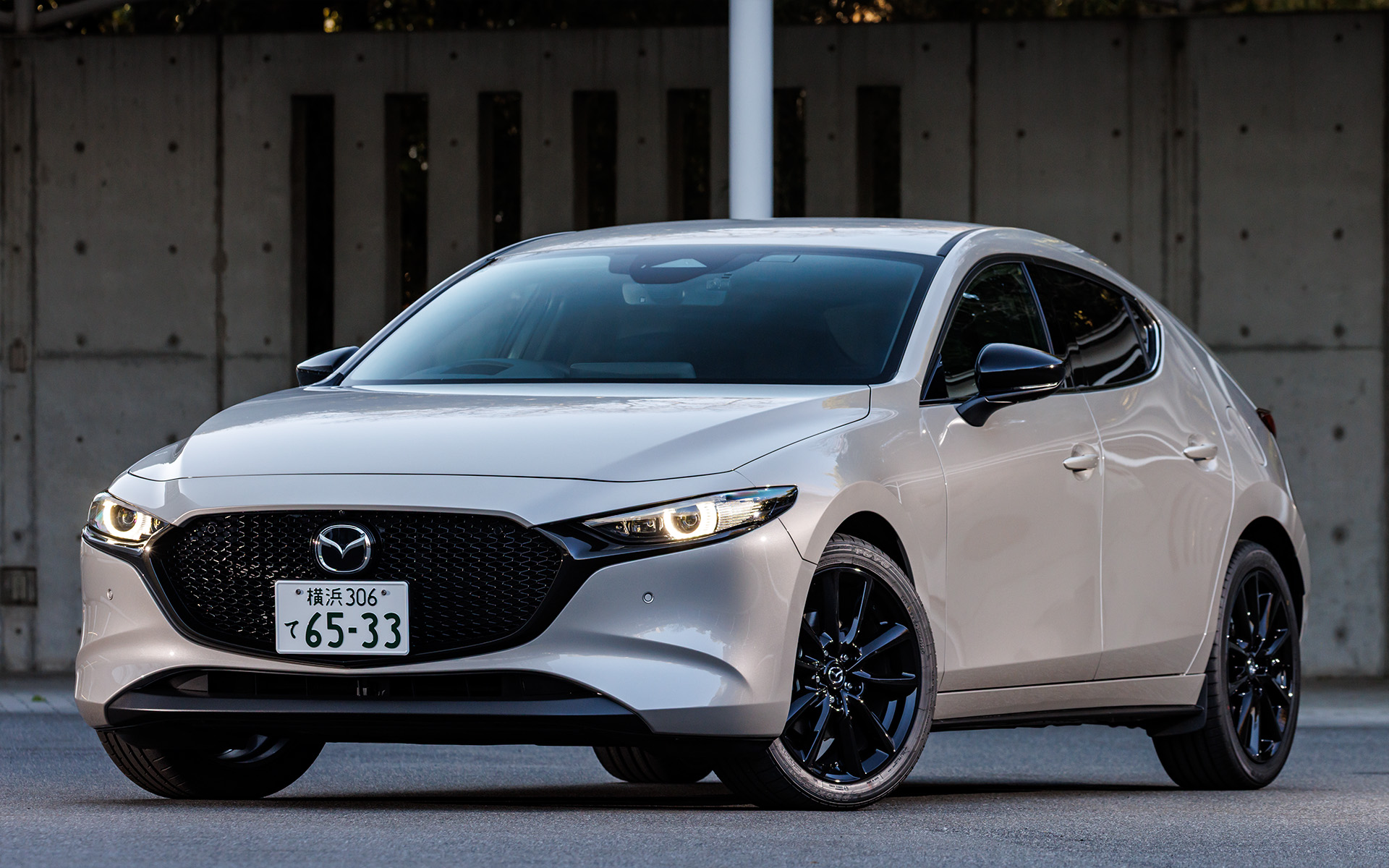 撮影車両のボディカラーはプラチナクォーツメタリック