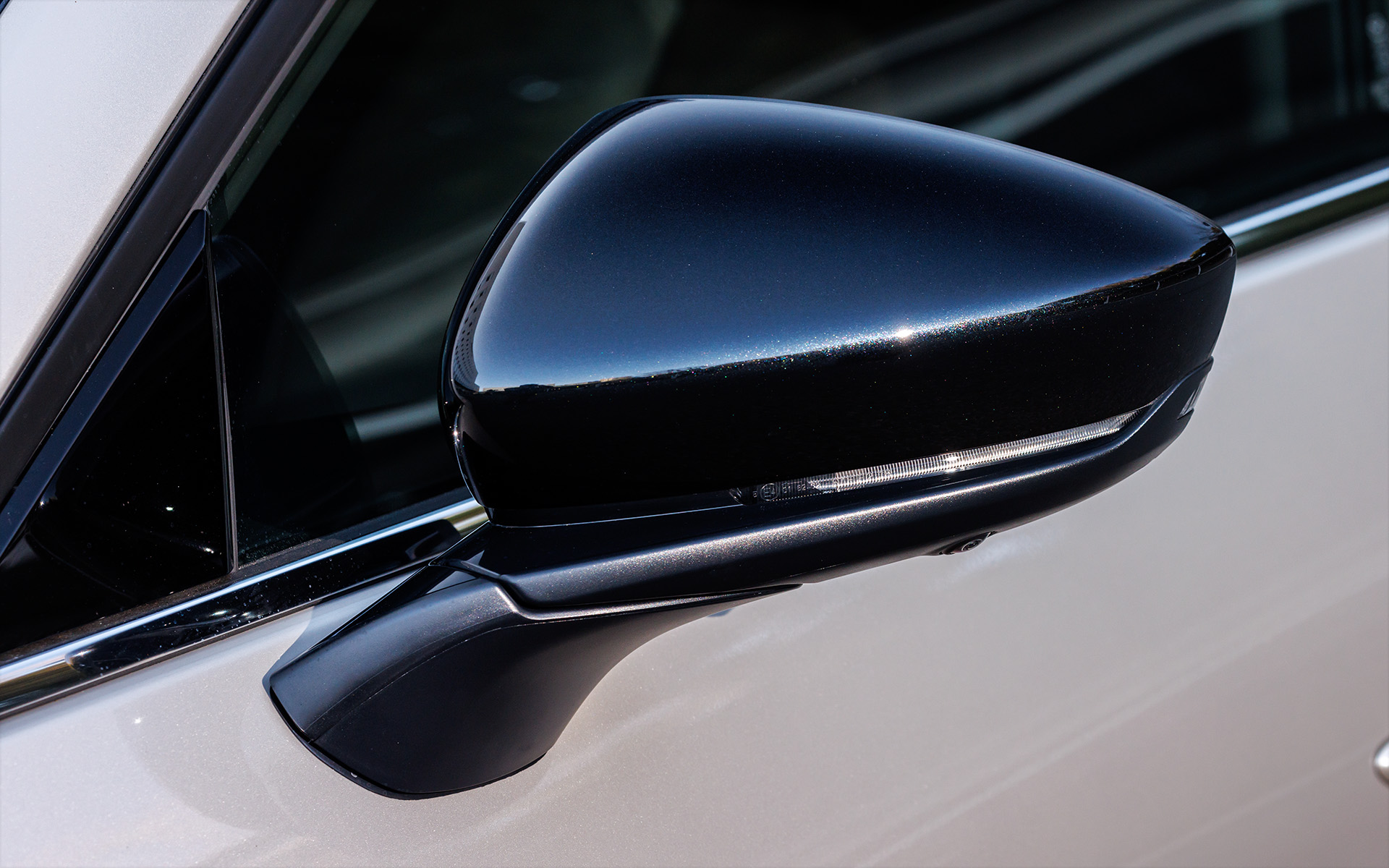 ドアミラーはXD S Packageではボディ同色となるがこちらはピアノブラック