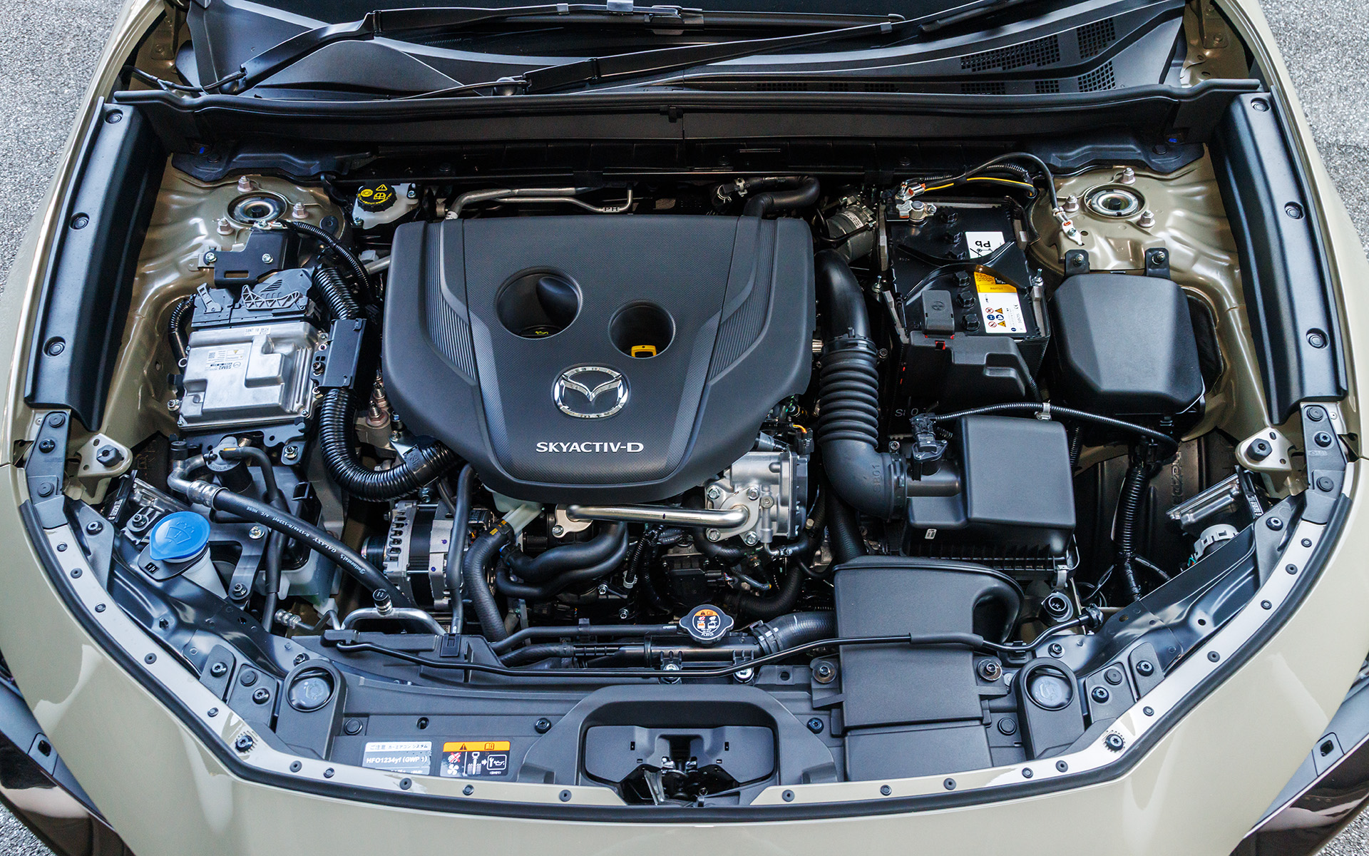 1.8リッター 直列4気筒ディーゼルターボエンジン。最高出力95kW（130PS）/4000rpm、最大トルク270Nm（27.5kgm）/1600-2600rpmを発生する