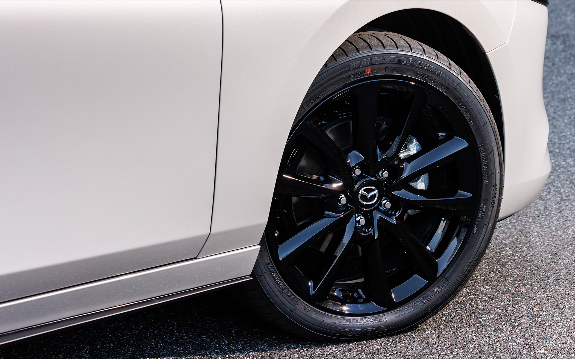 タイヤサイズは215/45R18、ブラックメタリックの18インチアルミホイールが標準となる