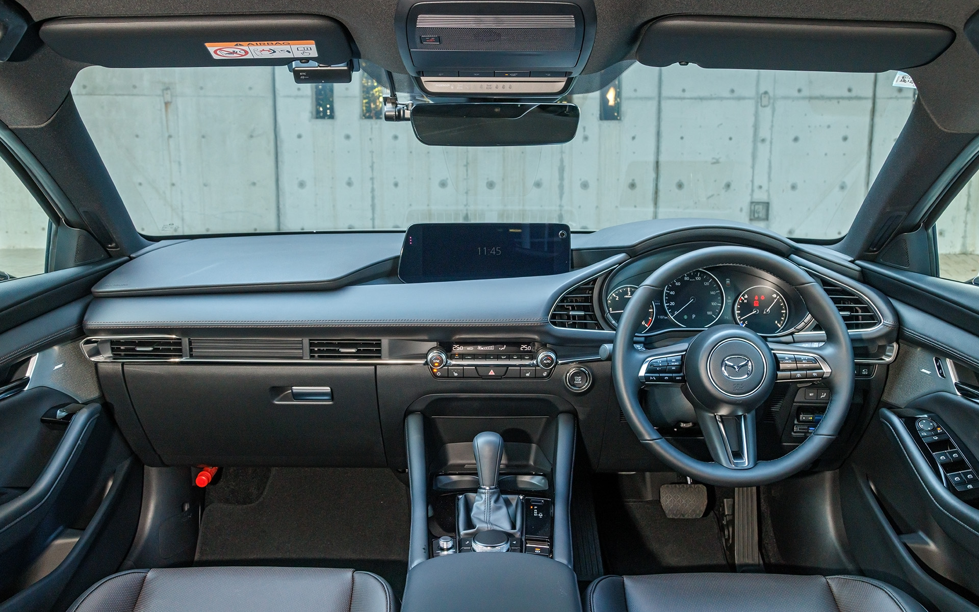 インパネまわりはブラックの合成皮革。オプションの「バーガンディレザーパッケージ」を選択すると助手席側エアコン吹き出し口の上側とドアトリムにつながる部分がレッドになる