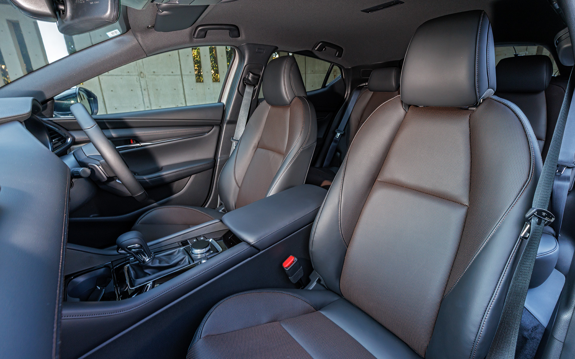 シート表皮はスムースレザー（本革）。ブラックのほかオプションでレッドも選択可能。運転席は10wayのパワーシートでシートヒーターは運転席＆助手席とも標準装備