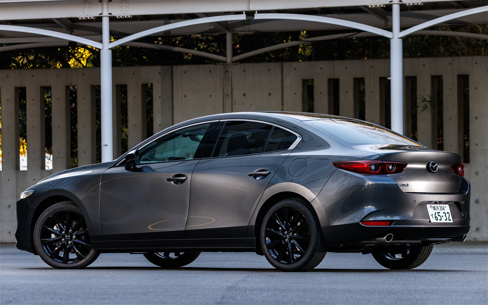 撮影車両のボディカラーはマシングレープレミアムメタリック